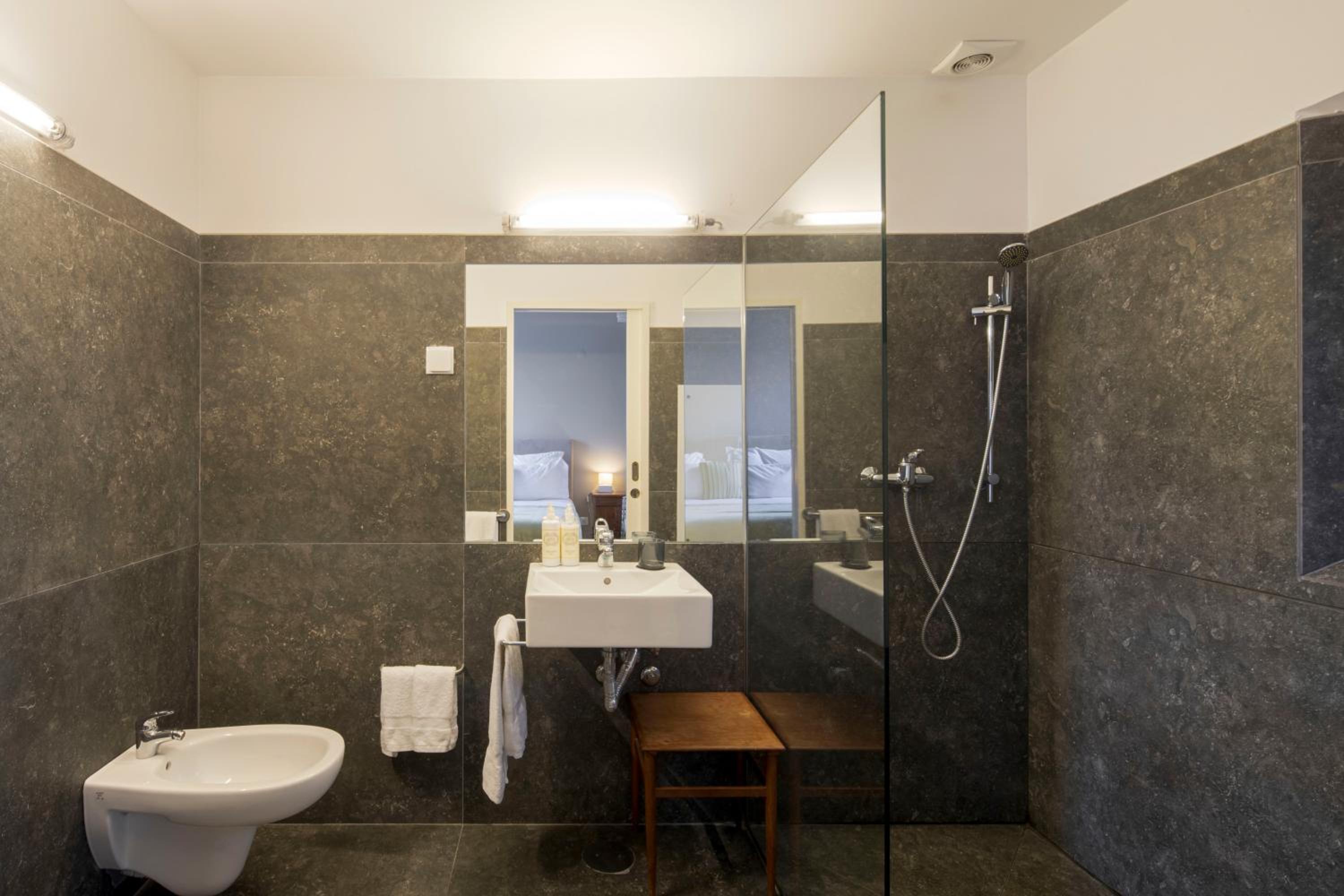 Suite Apartment - Photo 4