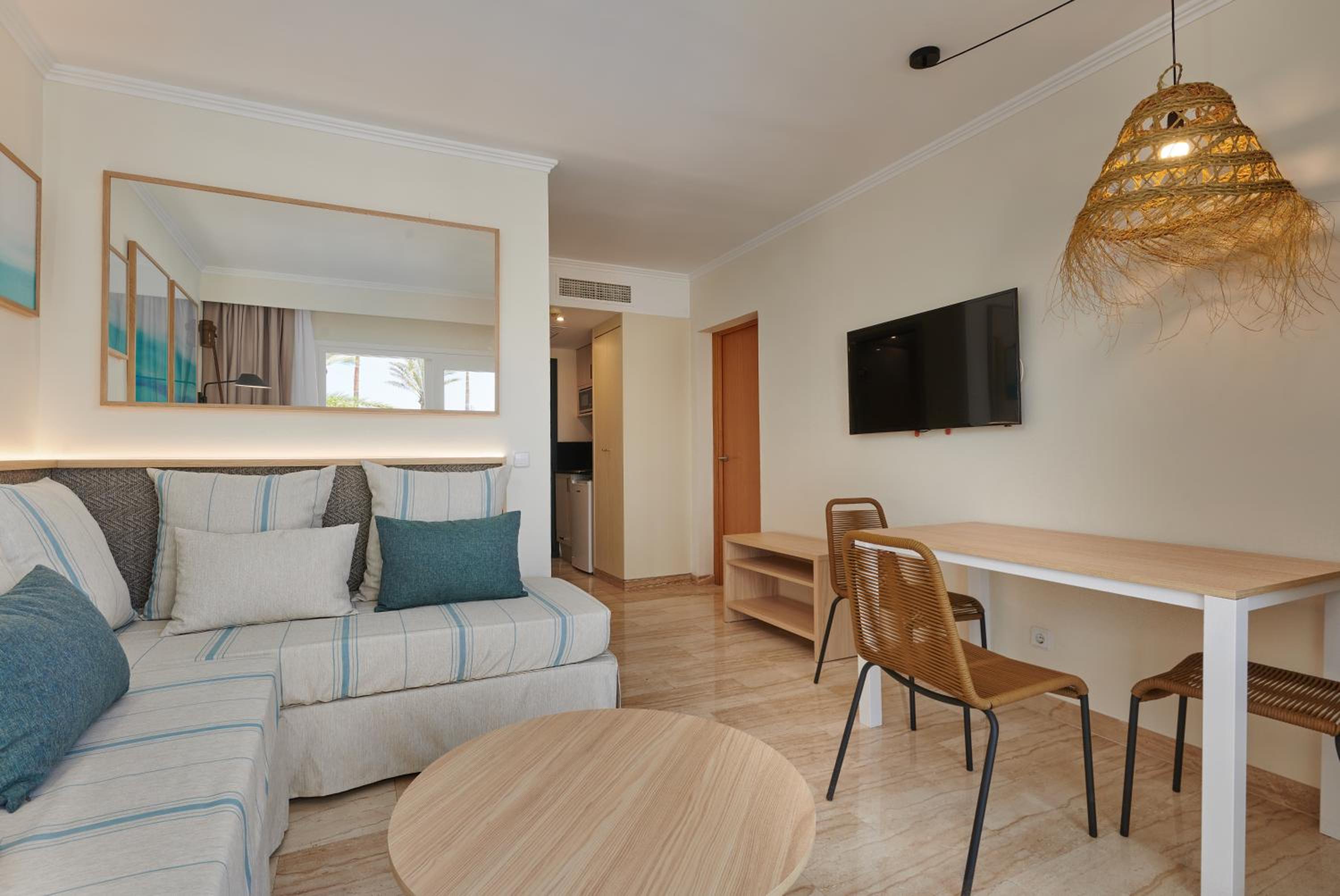 One-Bedroom Apartment (2 Adults + 2 Children) photo 3