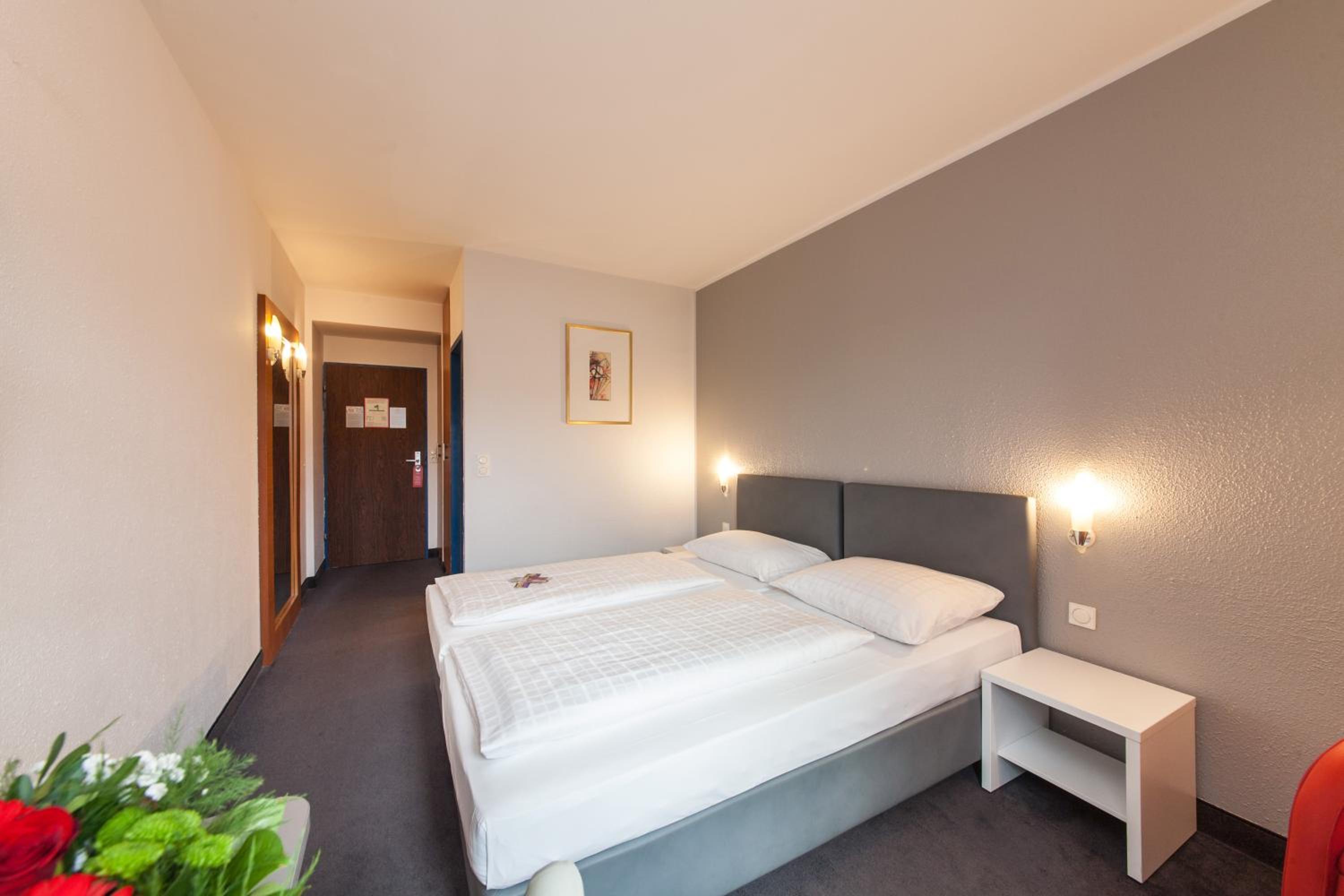 Standard Twin Room - Photo 2