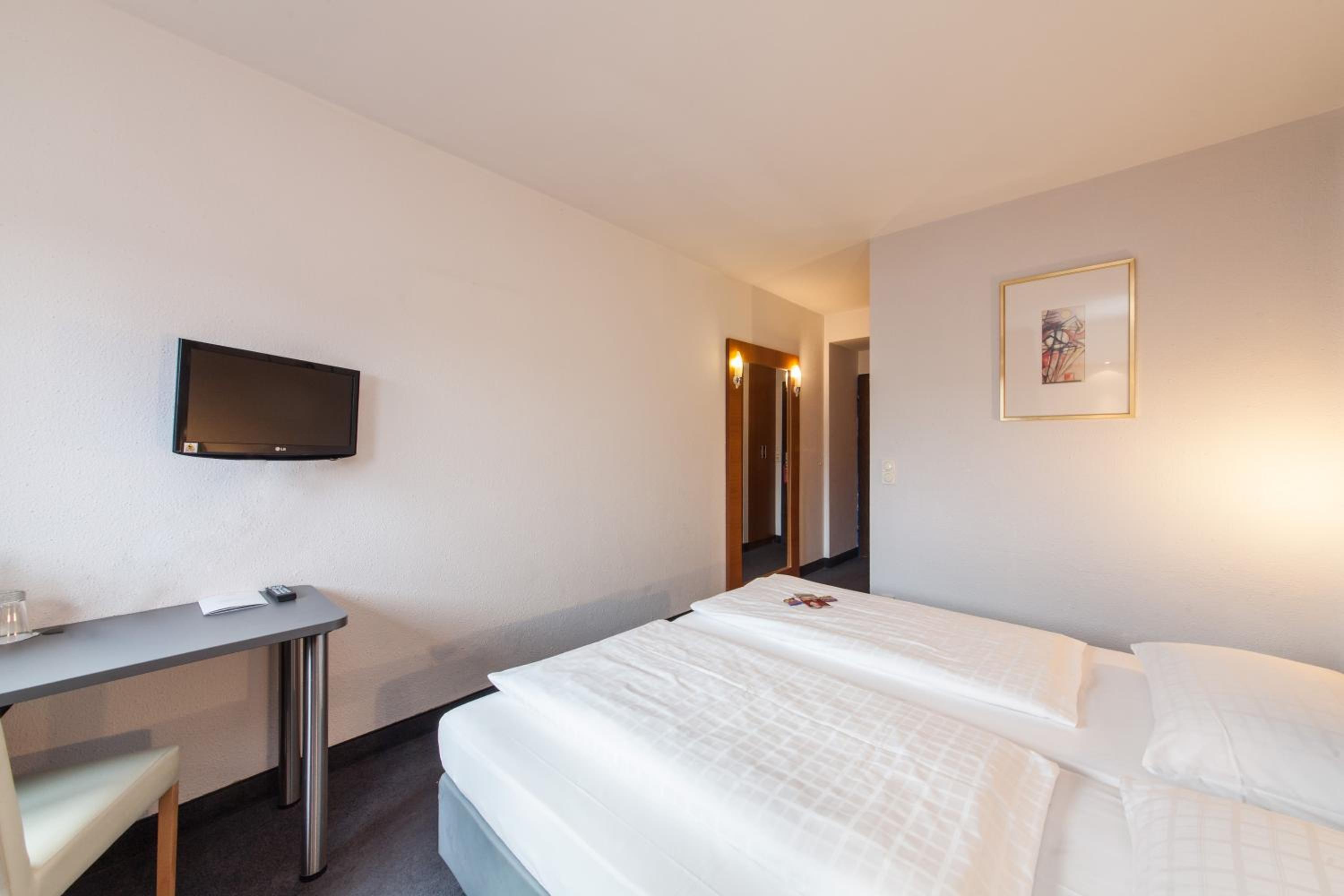 Standard Twin Room - Photo 4