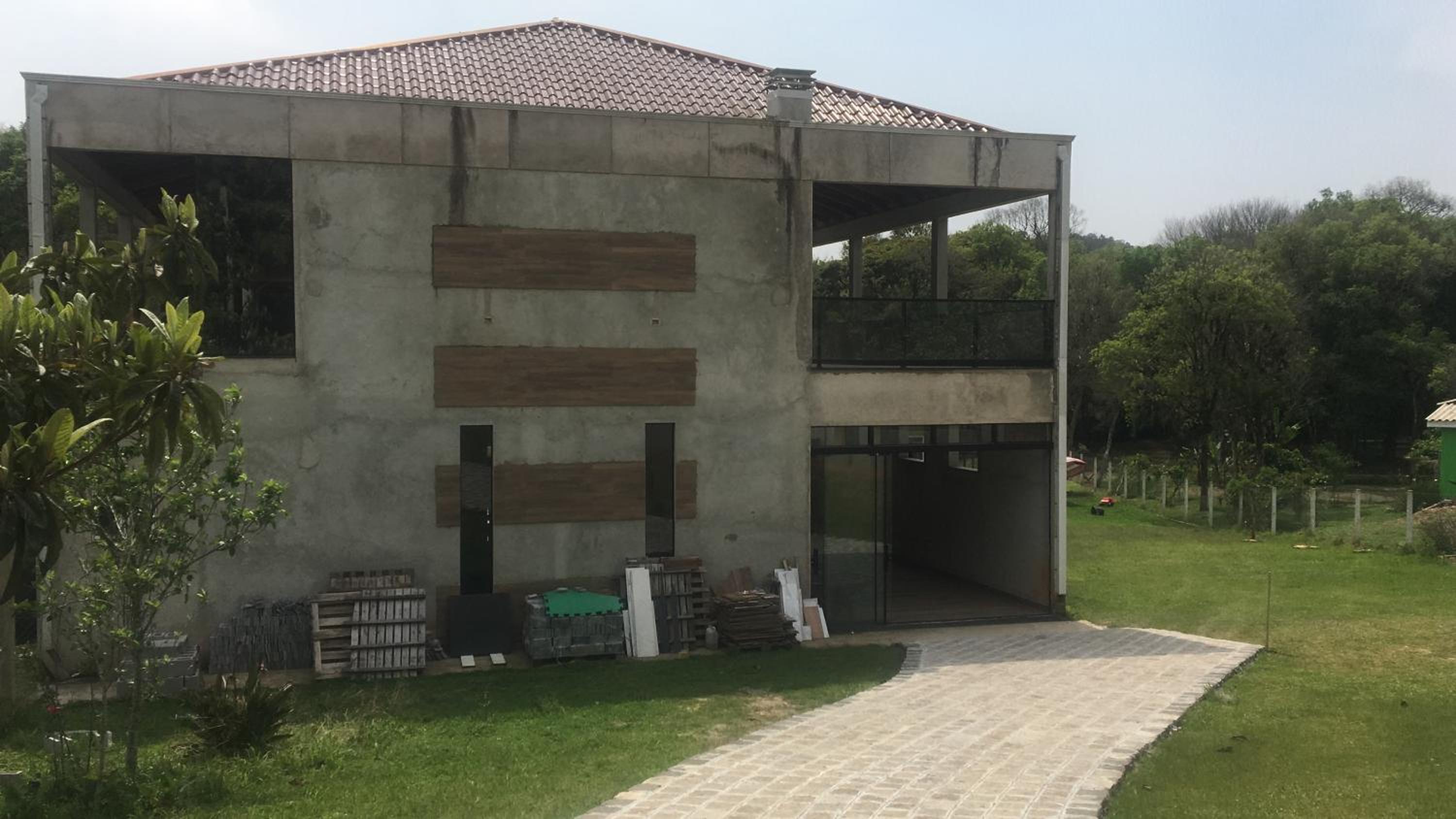 Five-Bedroom House photo 1