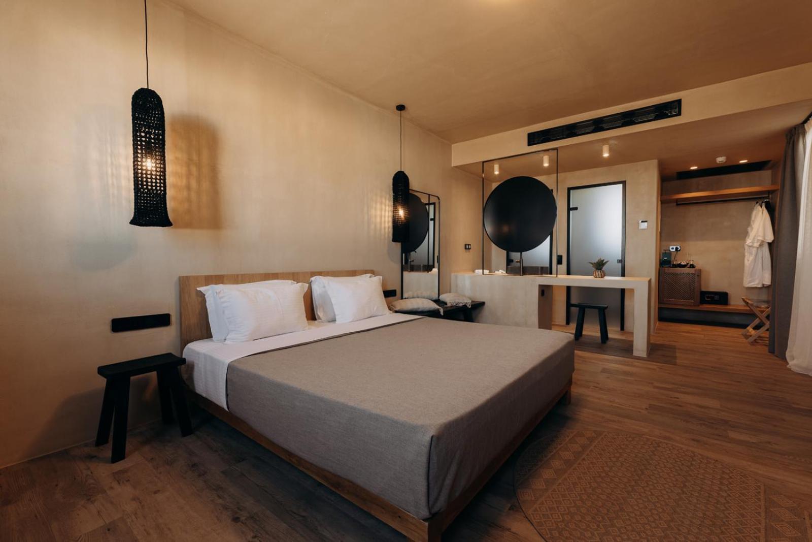 Queen Suite with Spa Bath