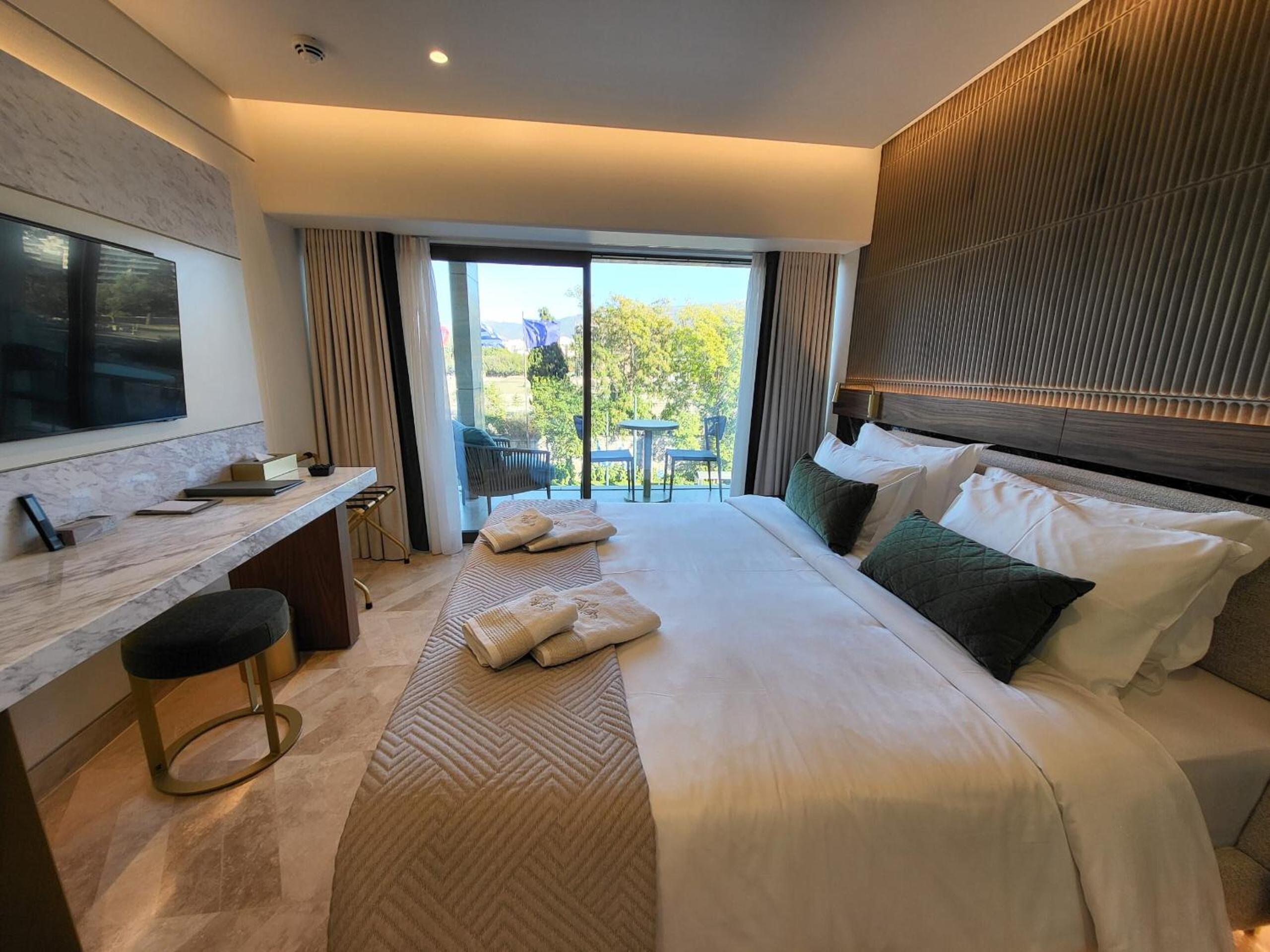 Deluxe Room with Balcony & Temple View photo 2