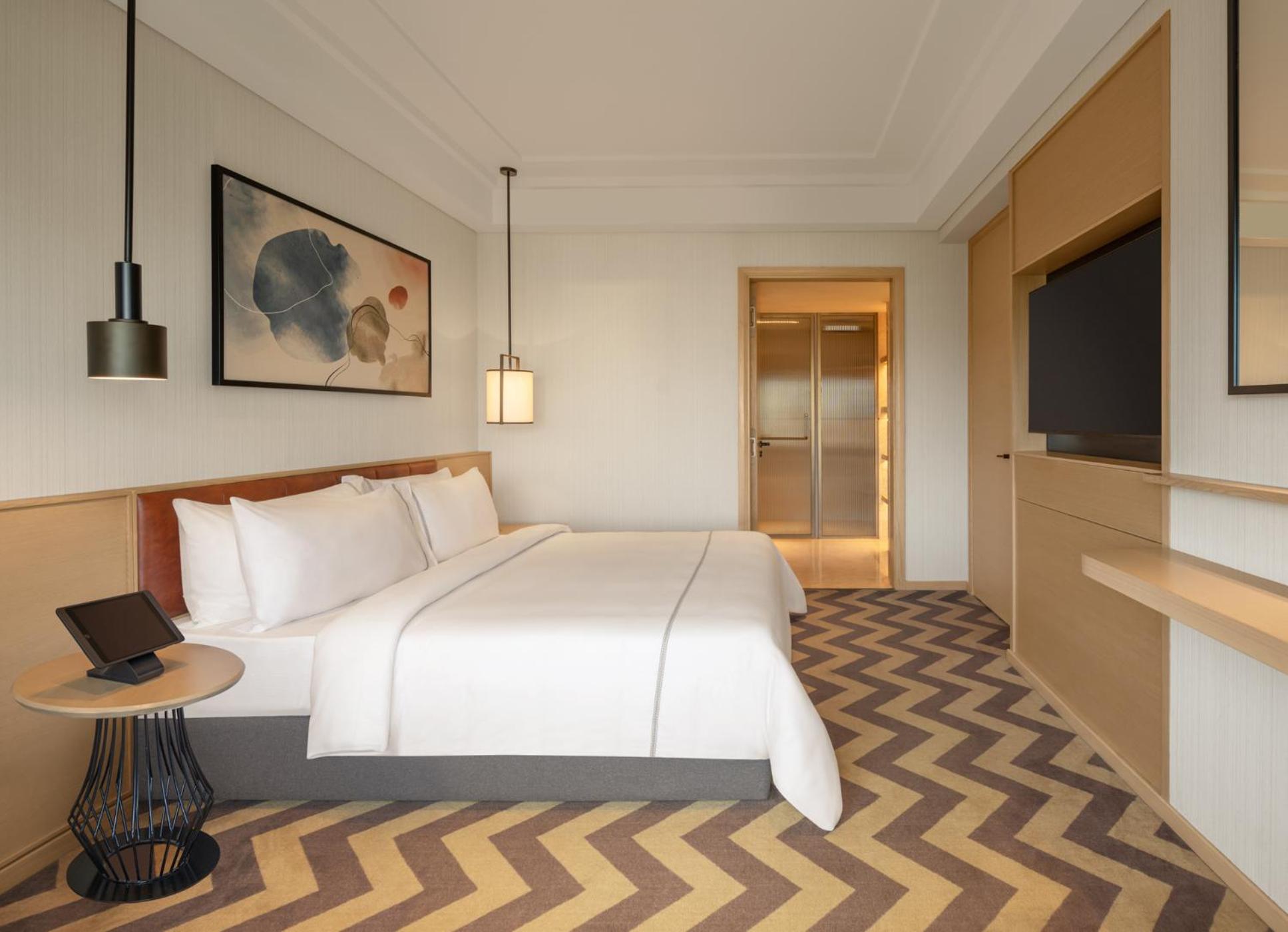 Suite - Photo 1