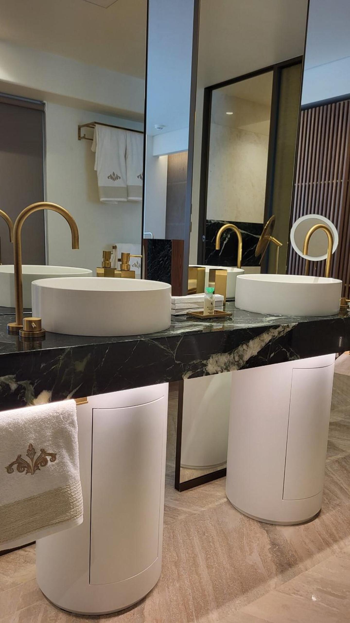 Premium Panorama Suite with Balcony & Temple View photo 3