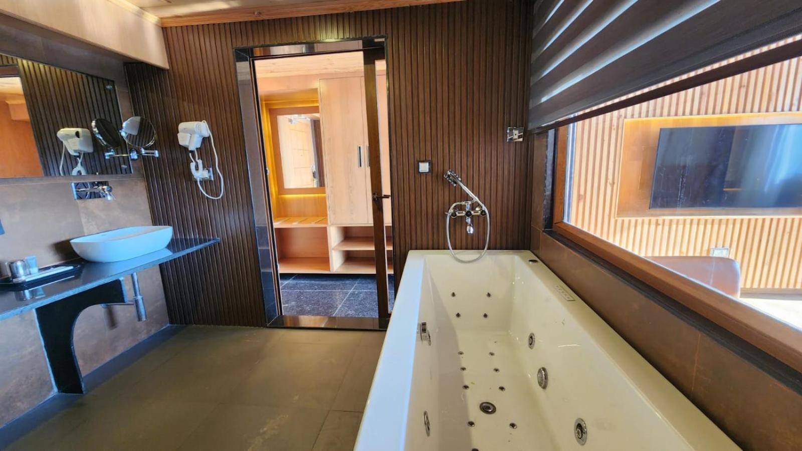 Family Penthouse view with jacuzzi and Balcony photo 3