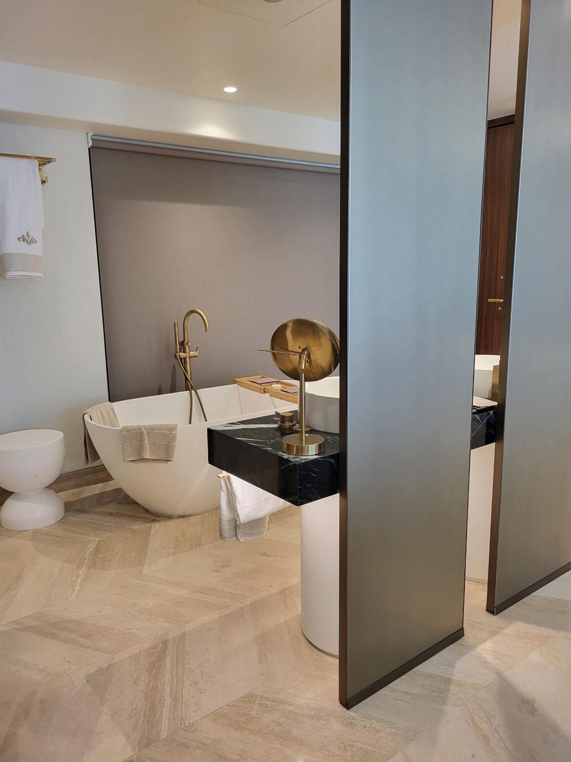 Premium Panorama Suite with Balcony & Temple View photo 2