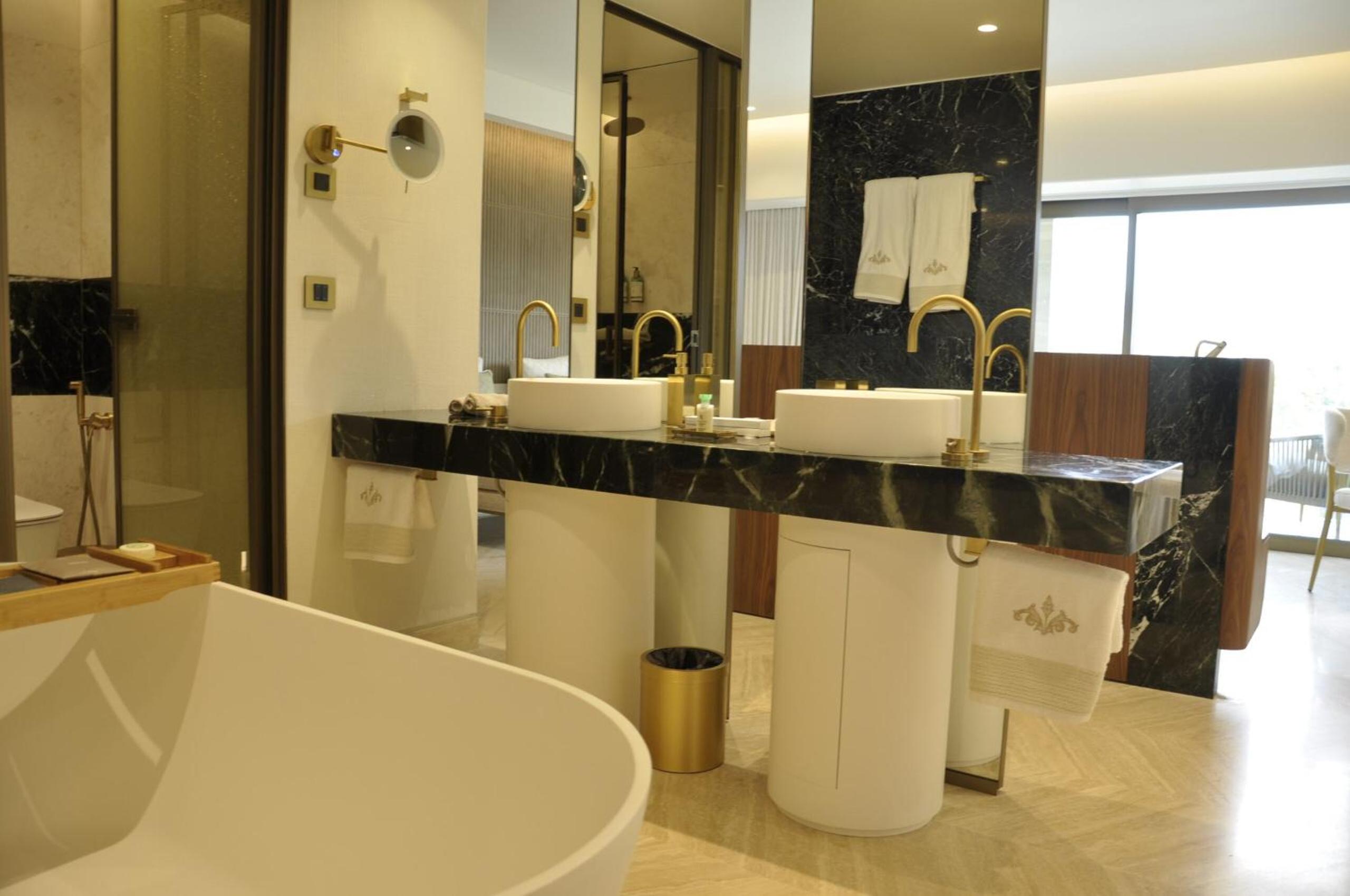 Panorama Suite with Balcony & Temple view photo 2