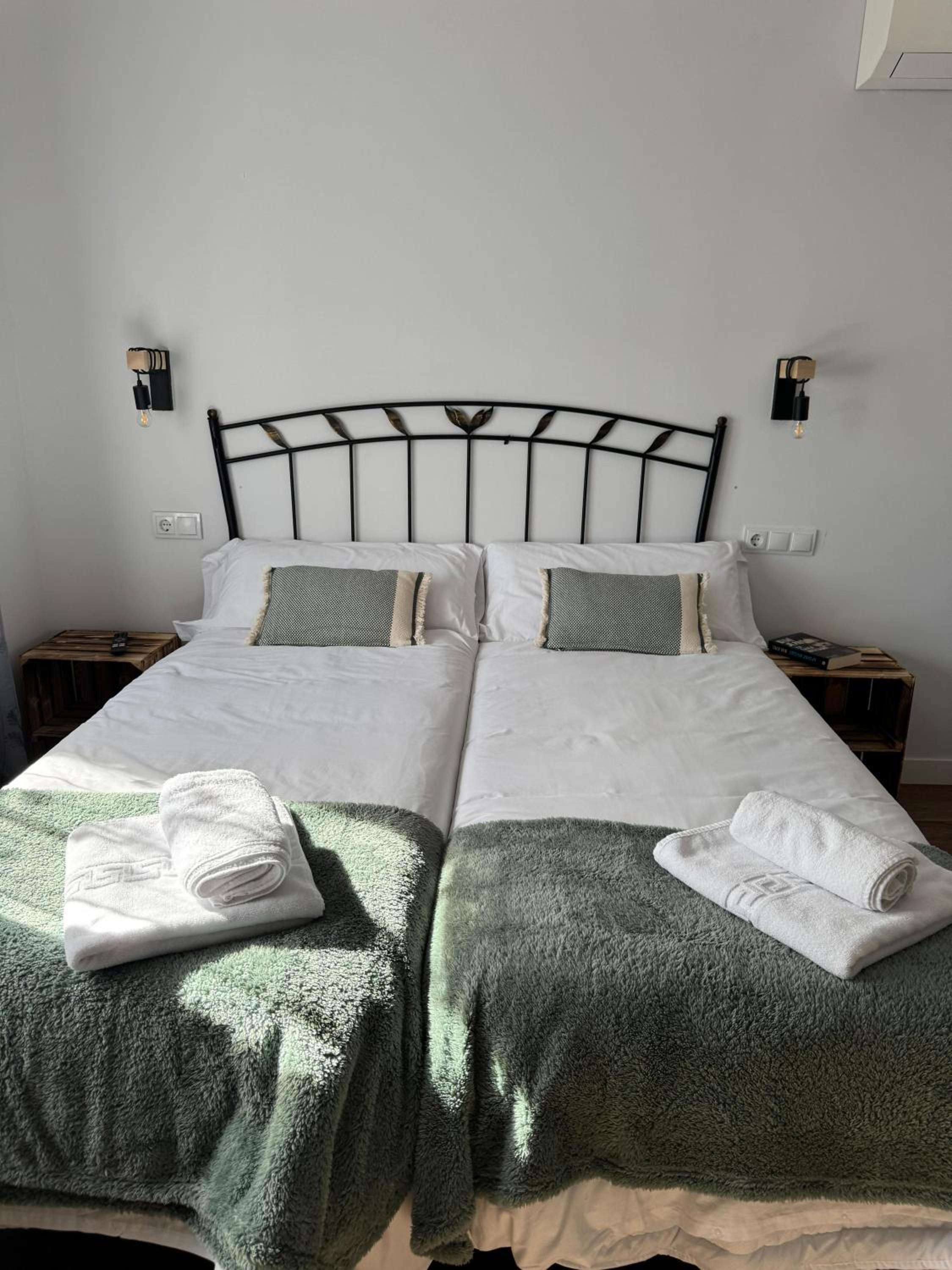 Deluxe Double Room with Shower photo 3
