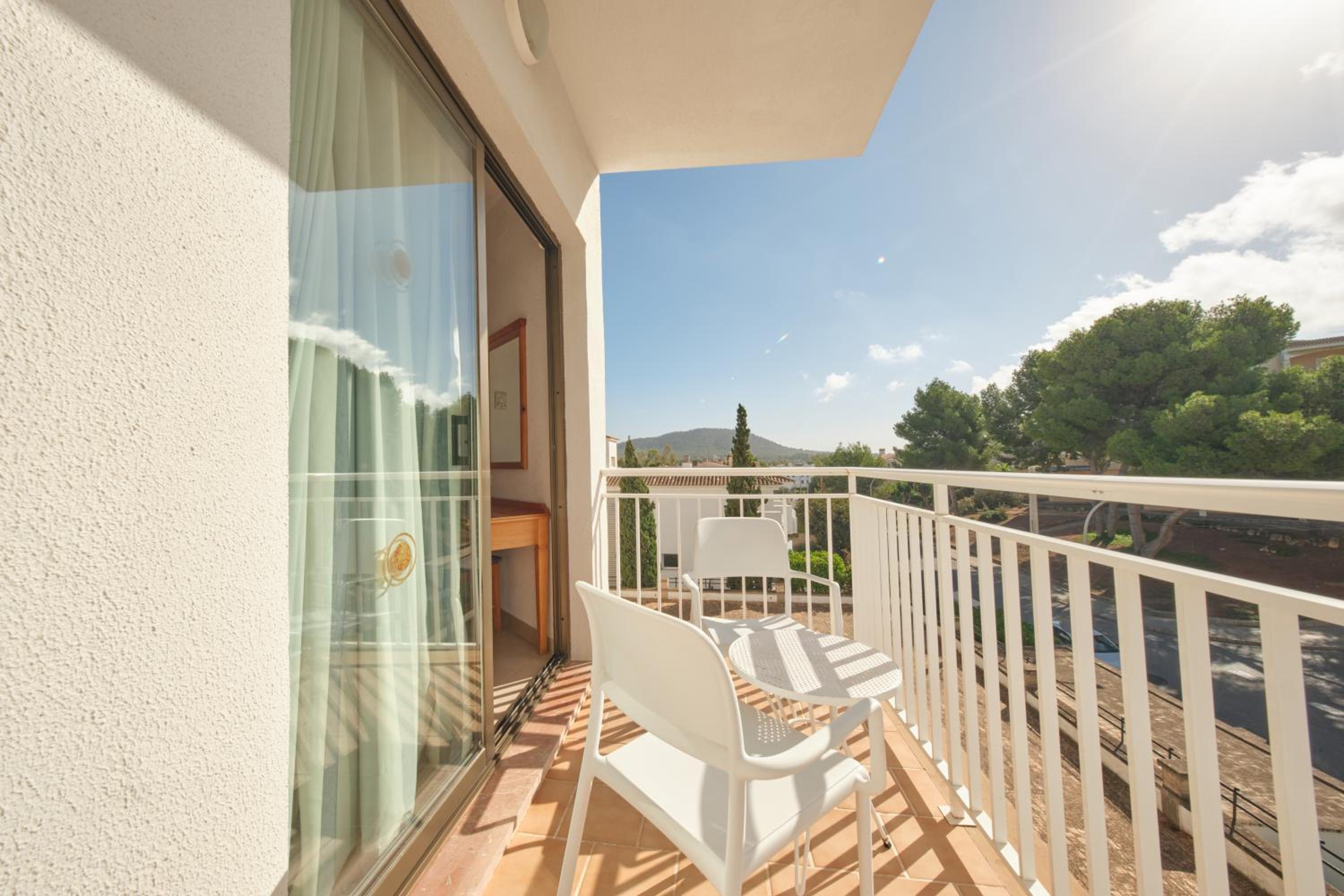Twin Room with Balcony thumbnail 5