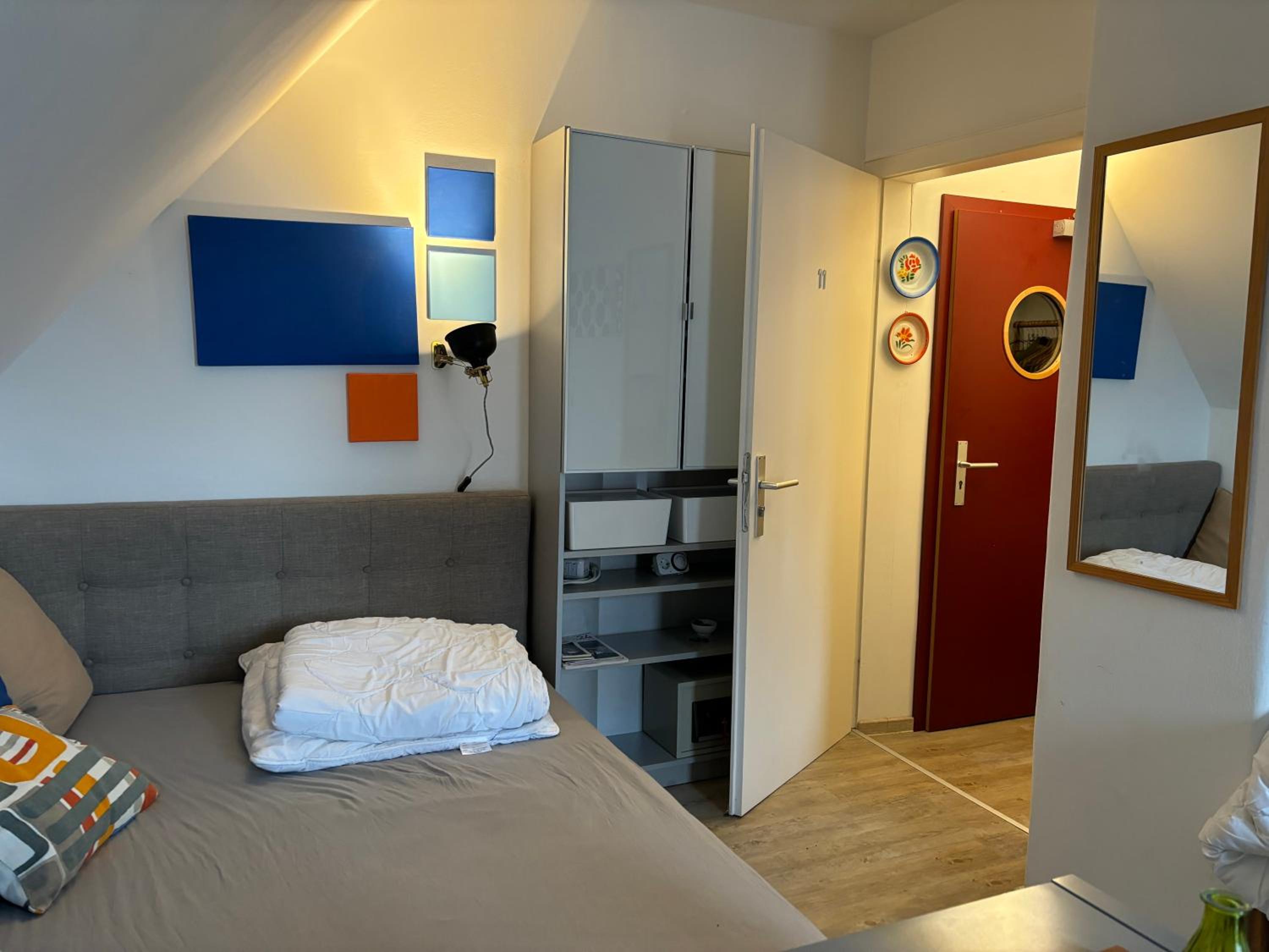 One-Bedroom Apartment photo 1