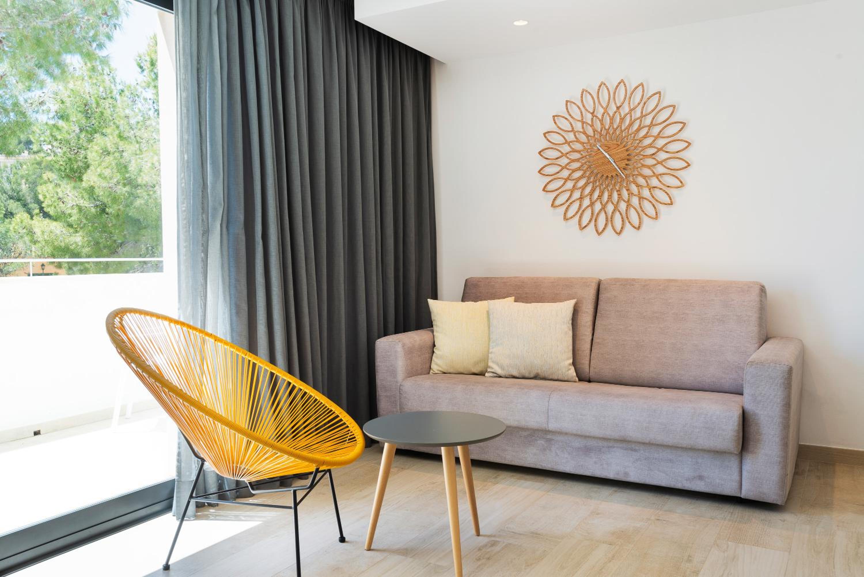 Family Room (2 Adults + 2 Children)
