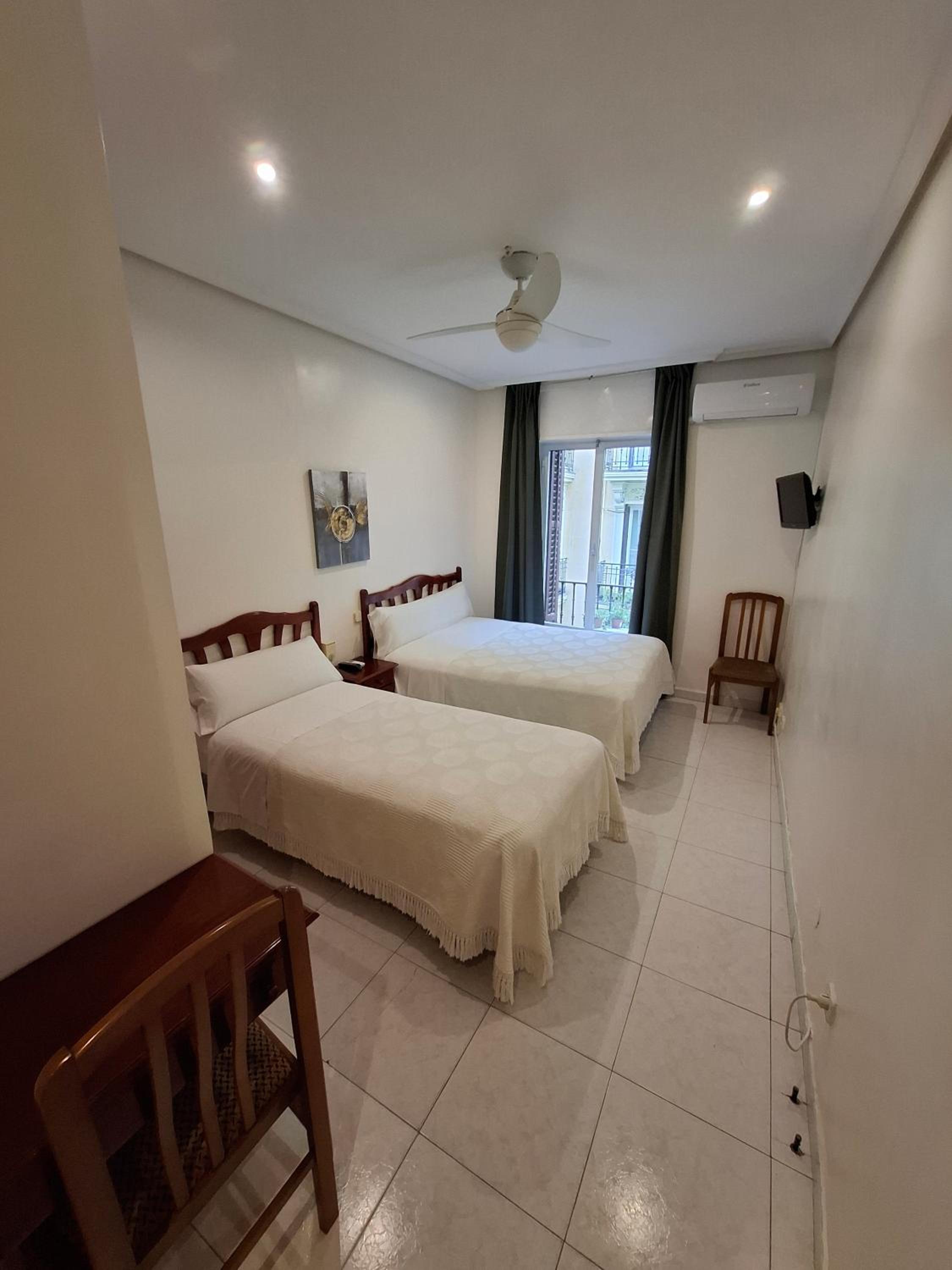 Double Room with Private Bathroom photo 3