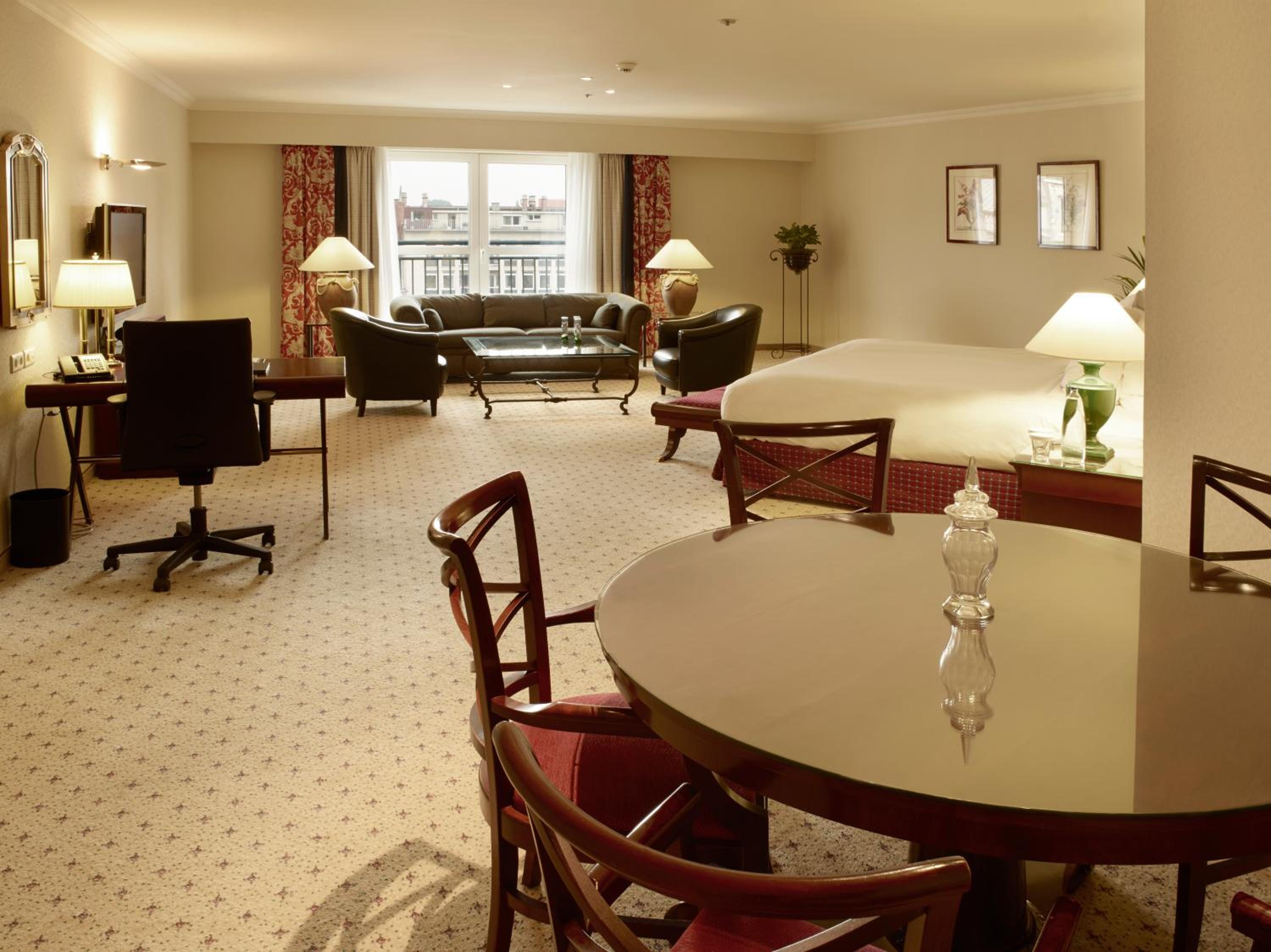 Ambassador King Suite thumbnail 6