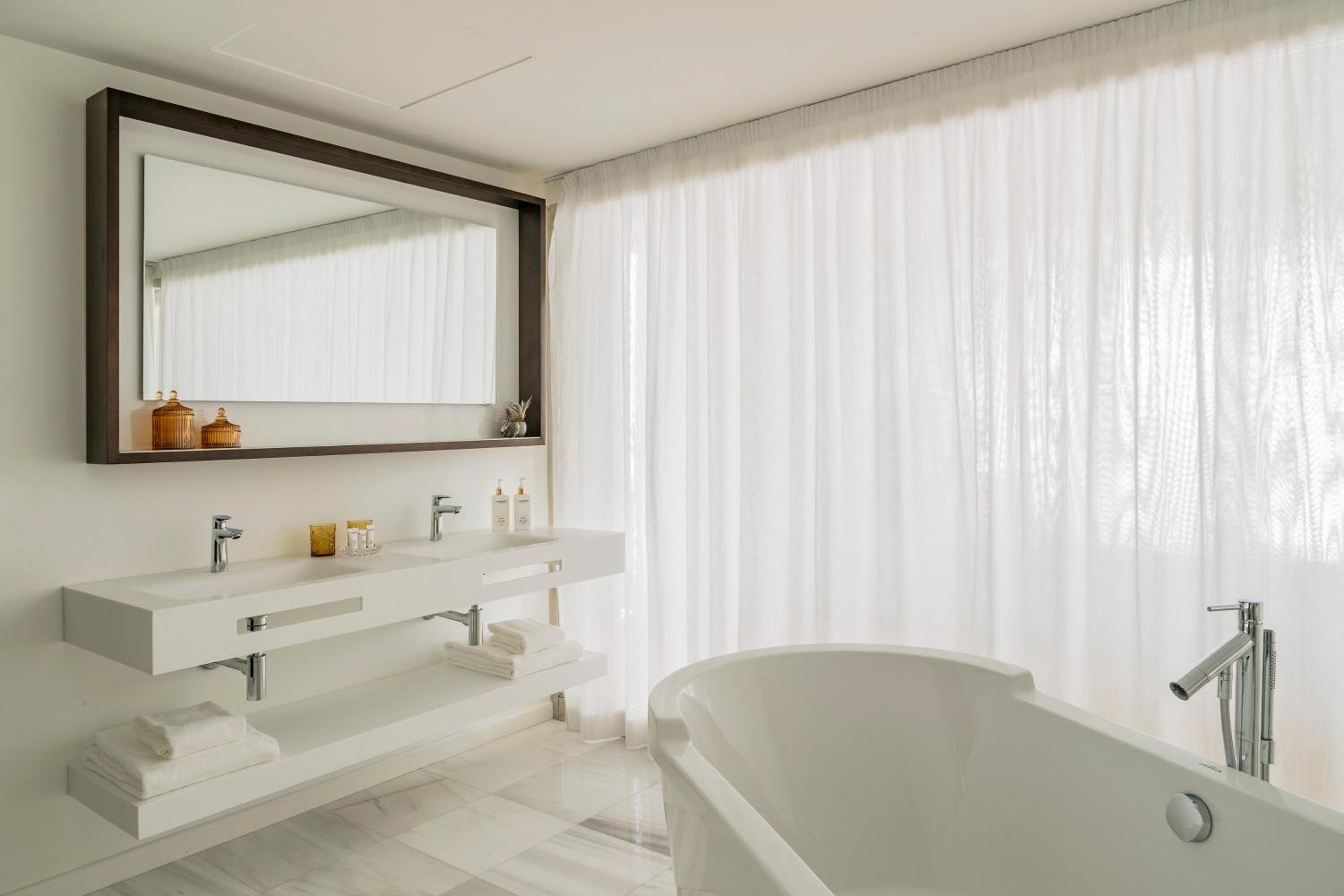 Master Suite with Sea View - Photo 12