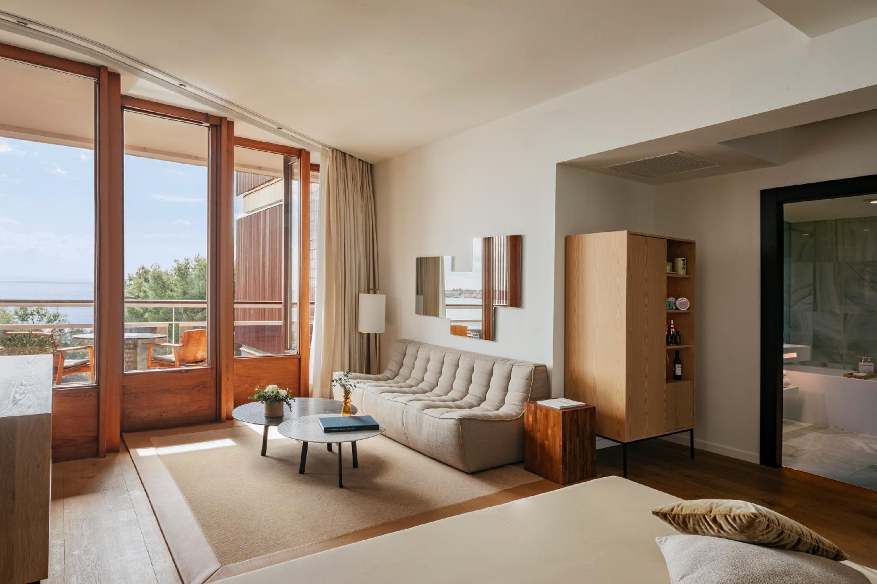 Master Suite with Sea View thumbnail 6