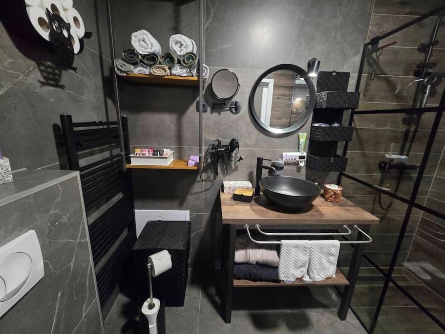 One-Bedroom Apartment photo 2