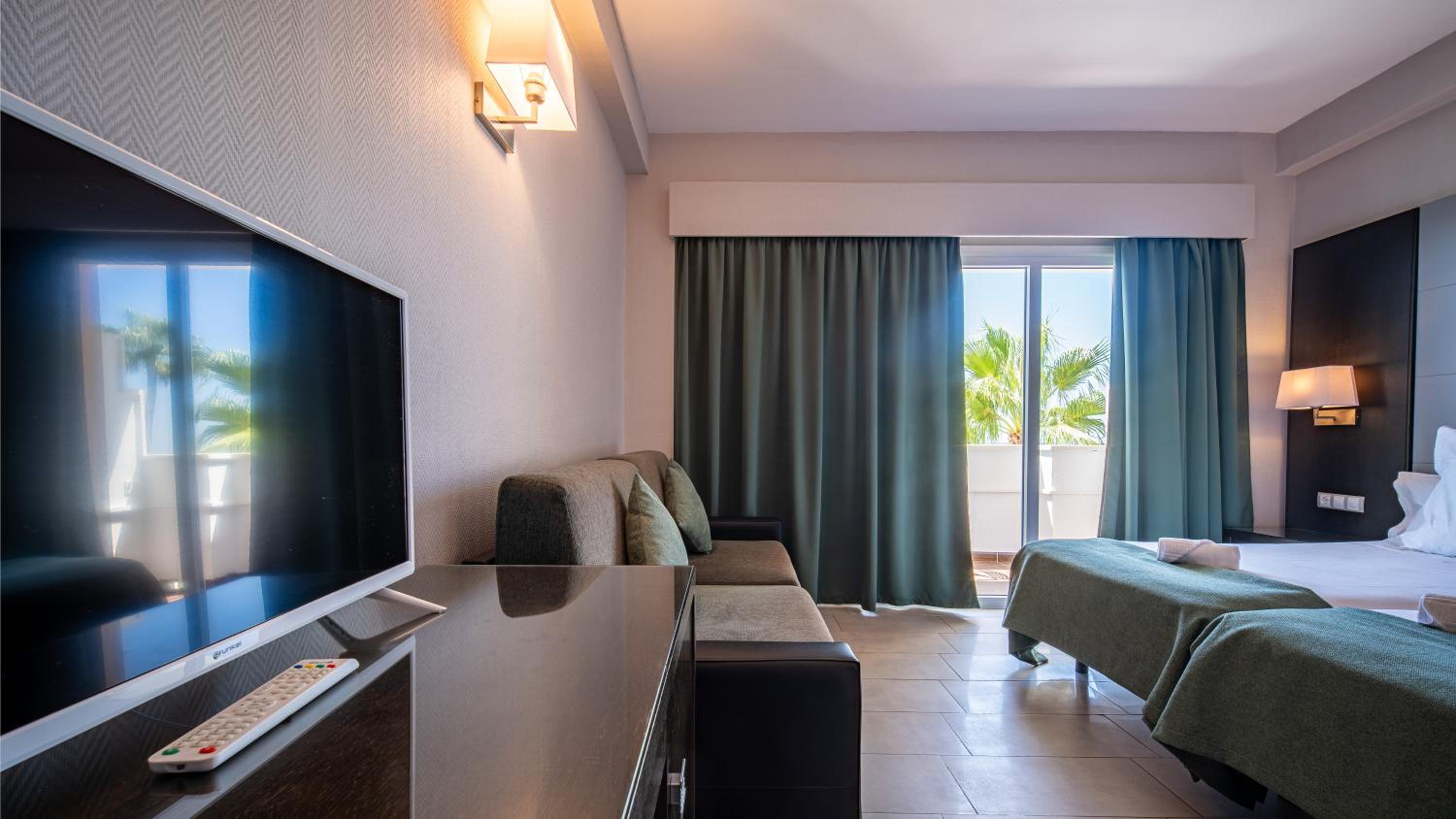 Twin Room with Pool View photo 3