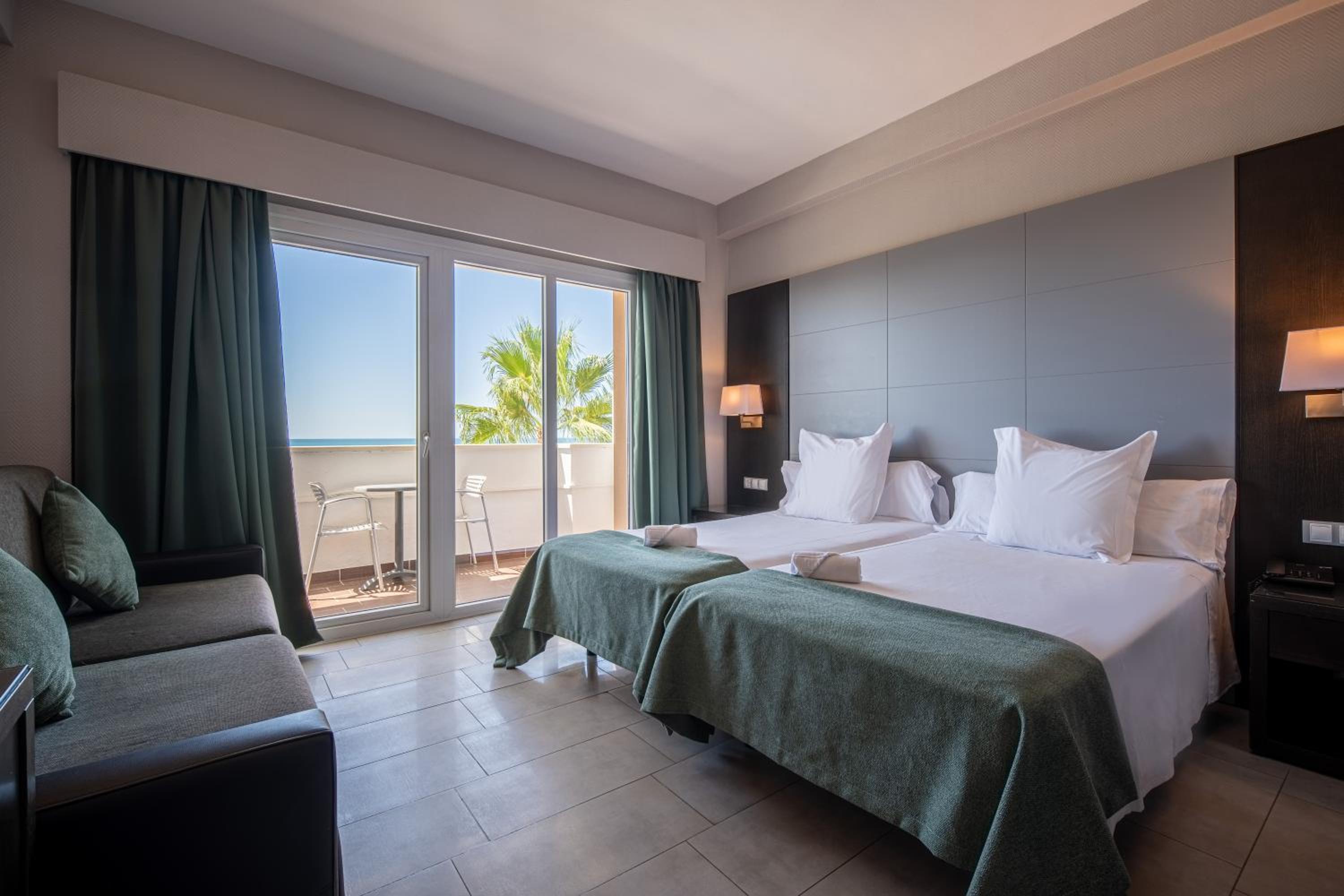 Habitación Doble con Vista a la Piscina