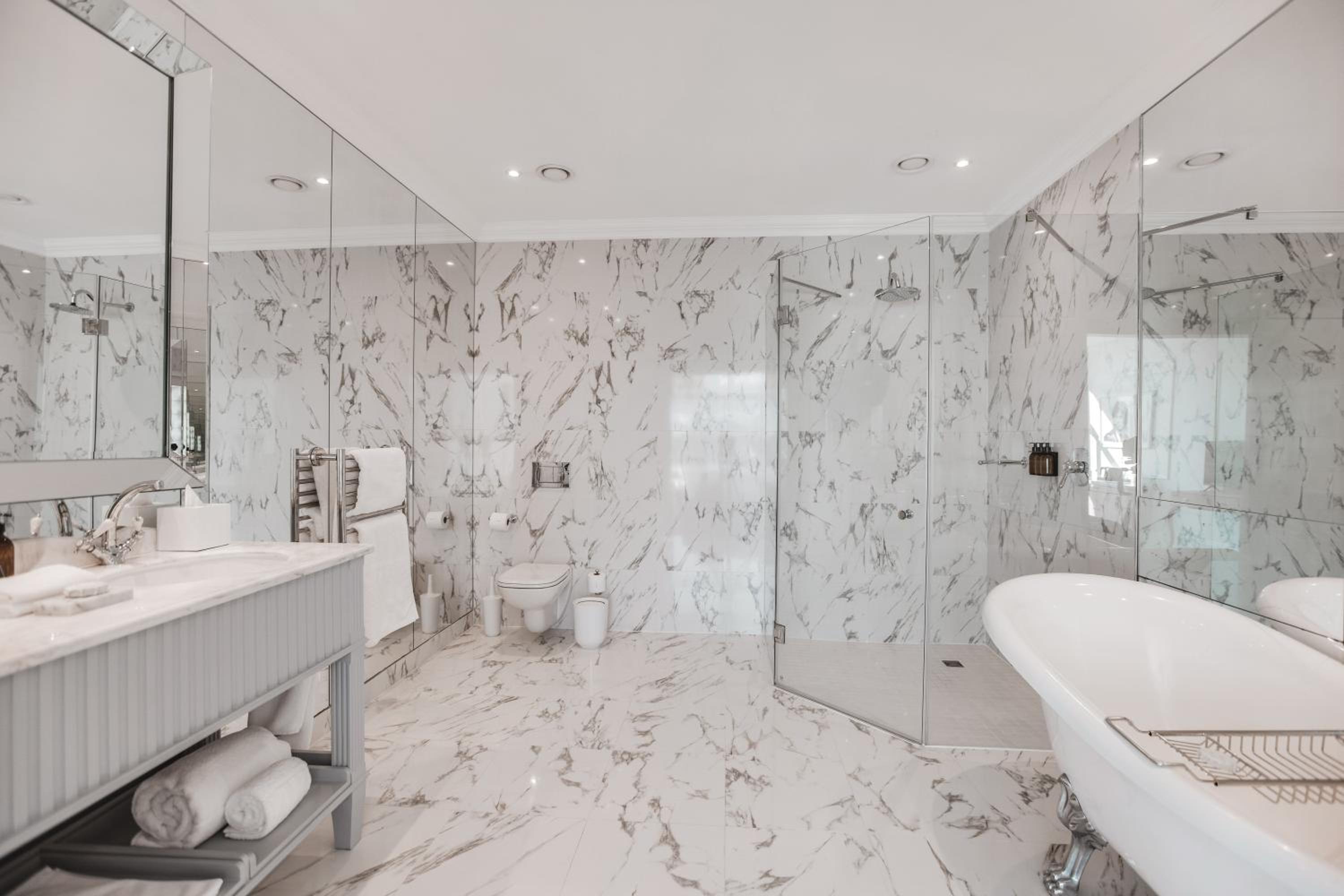Superior Mountain Room with Bath thumbnail 5