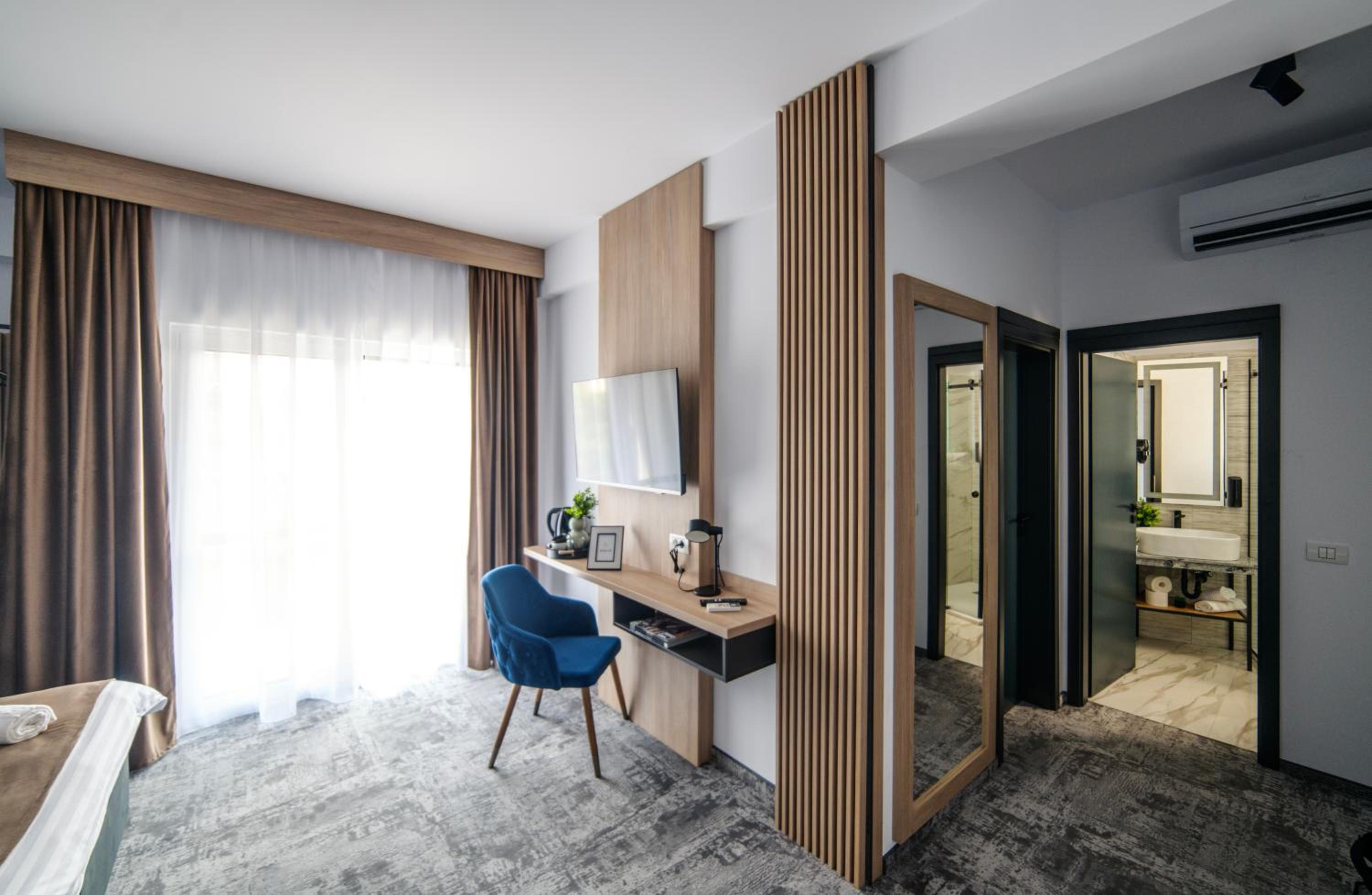 Queen Room with Balcony photo 2