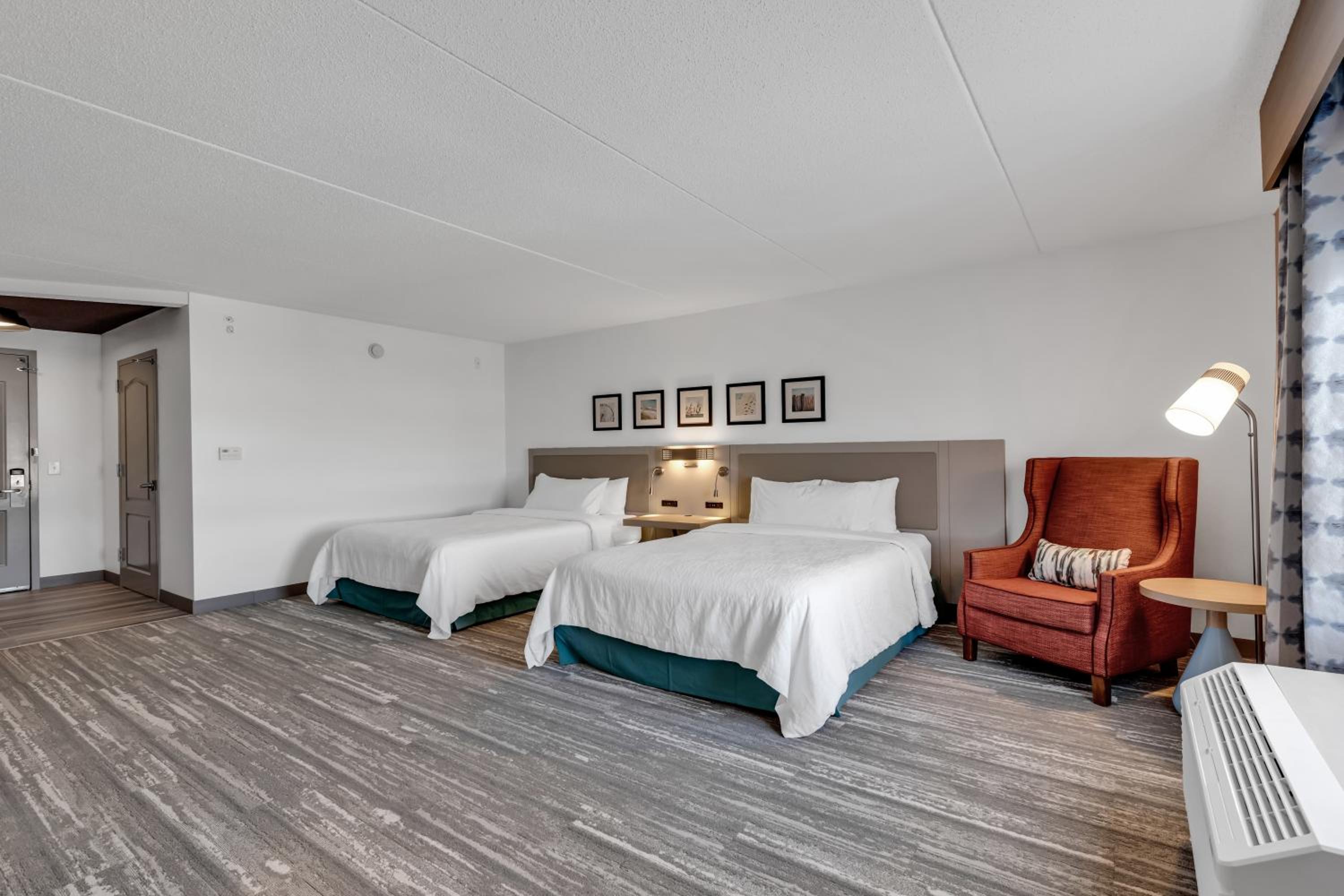 Premium Queen Room with Two Queen Beds - Photo 3