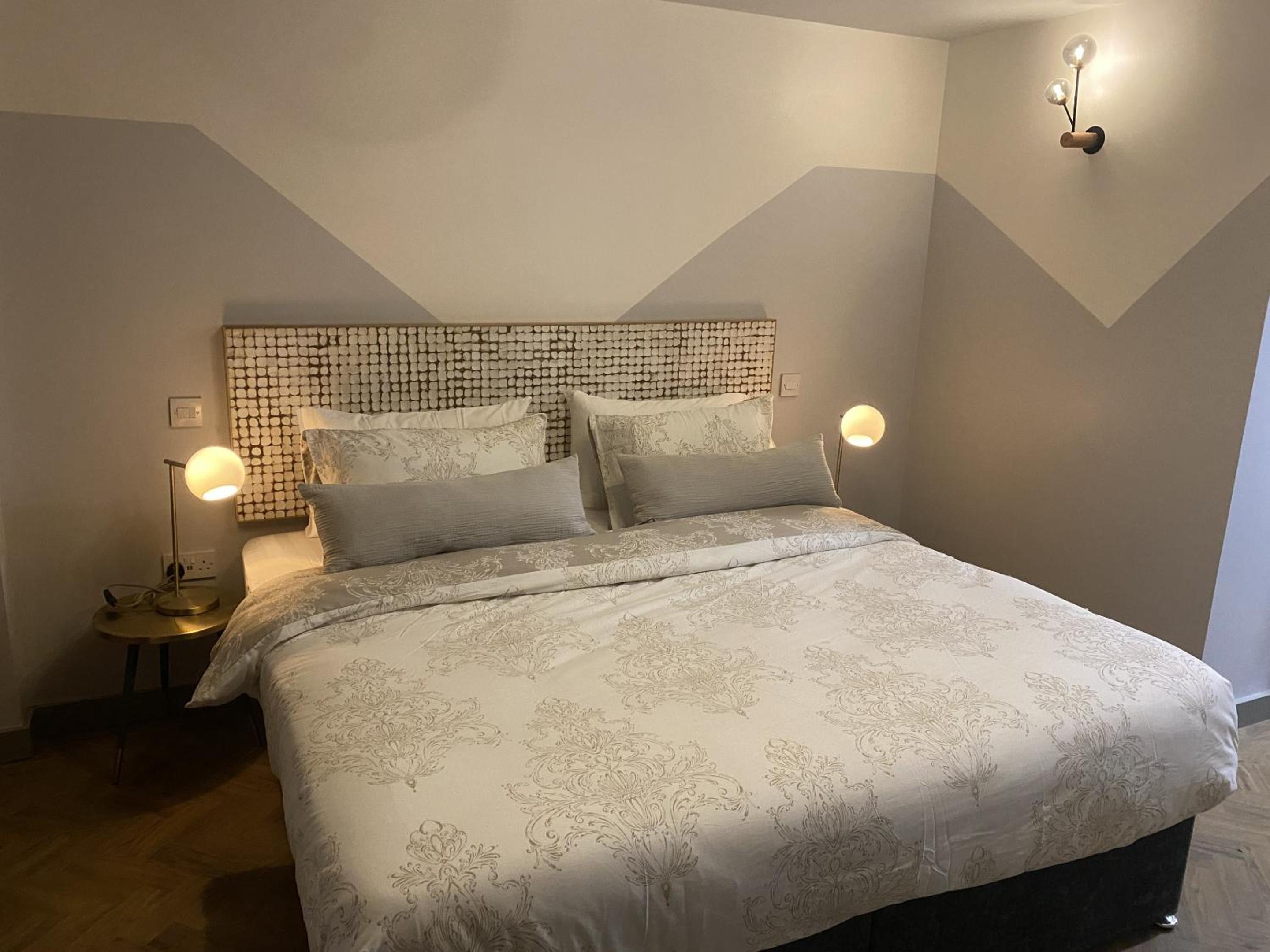 Deluxe King Room - Photo 2