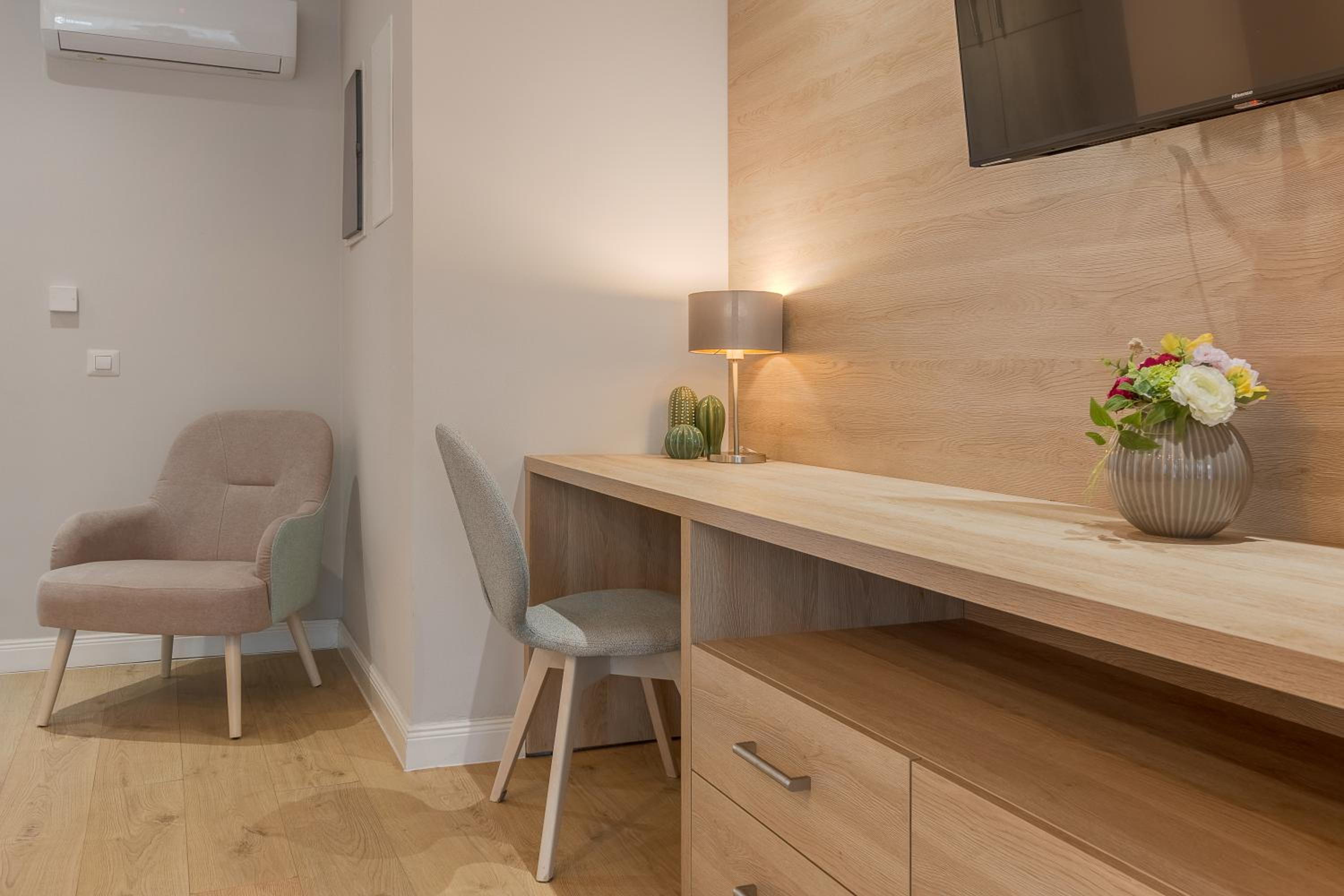 Apartment with Terrace - Photo 15
