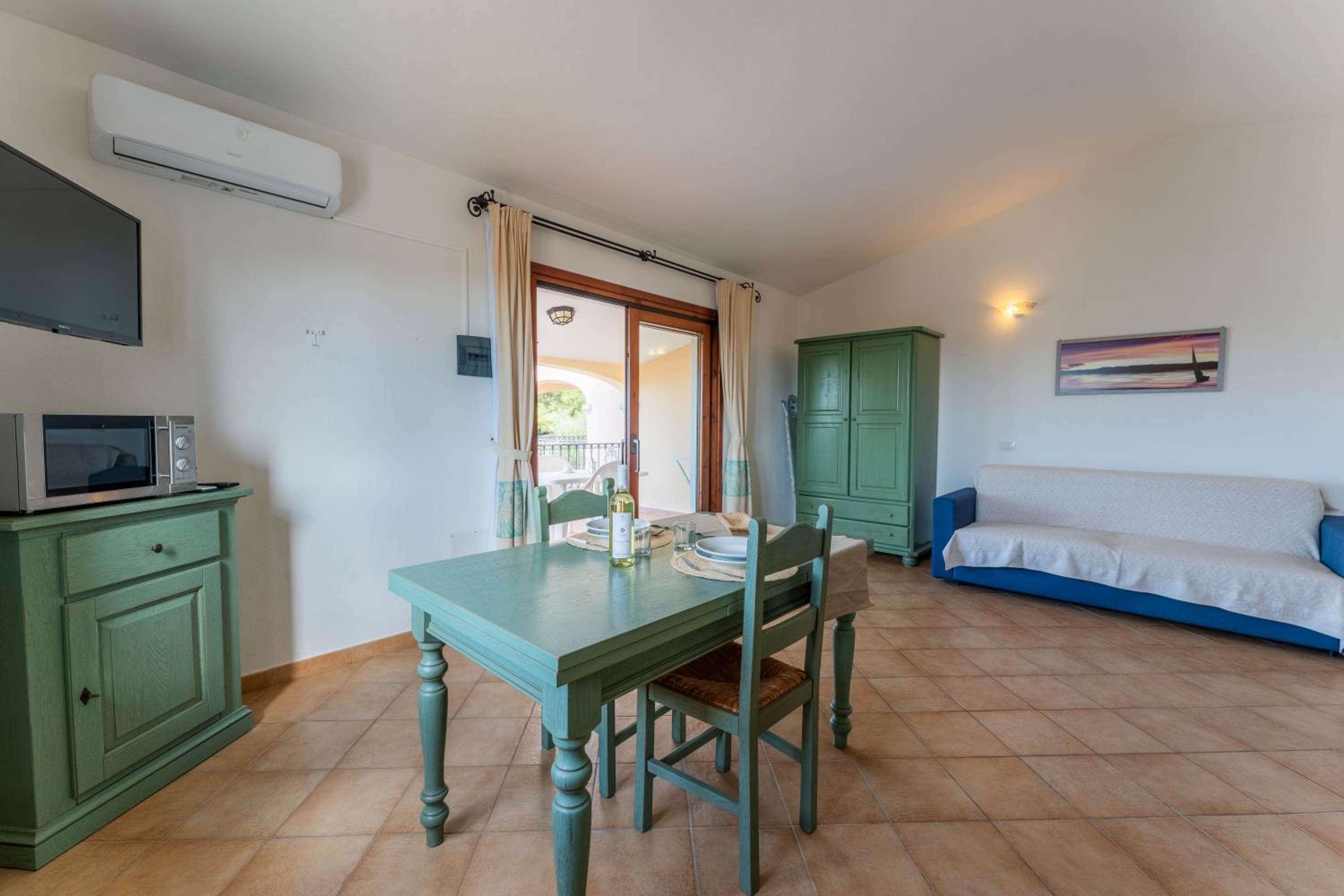 One-Bedroom Apartment with Sea View photo 1