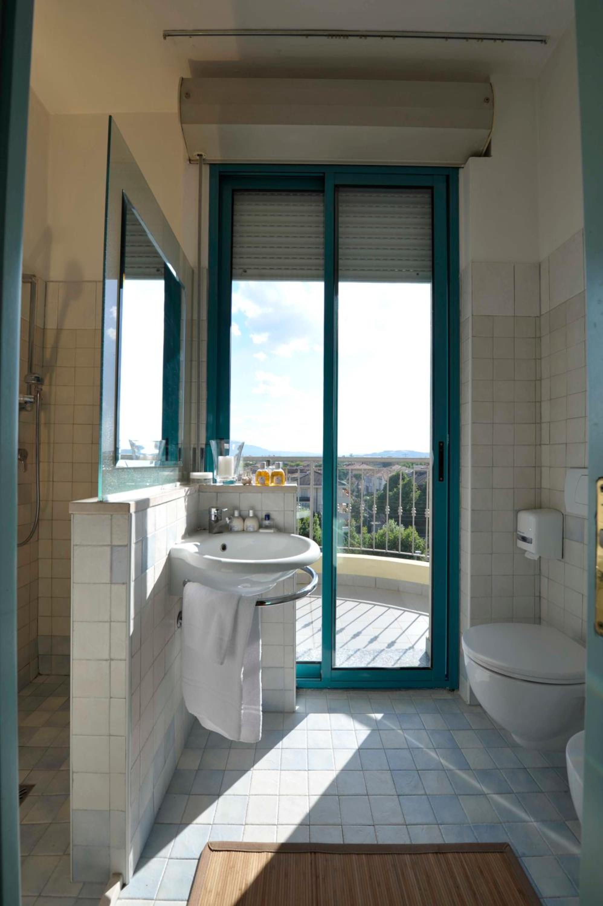 Comfort Quadruple Room with Balcony - Photo 4