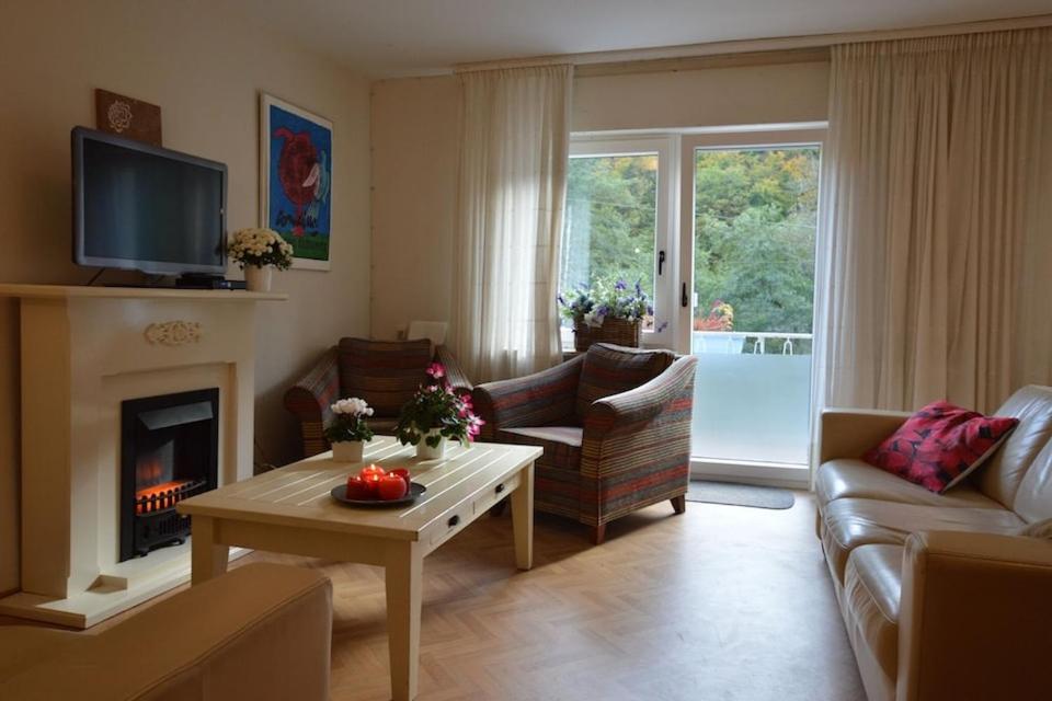 Five-Bedroom House photo 3
