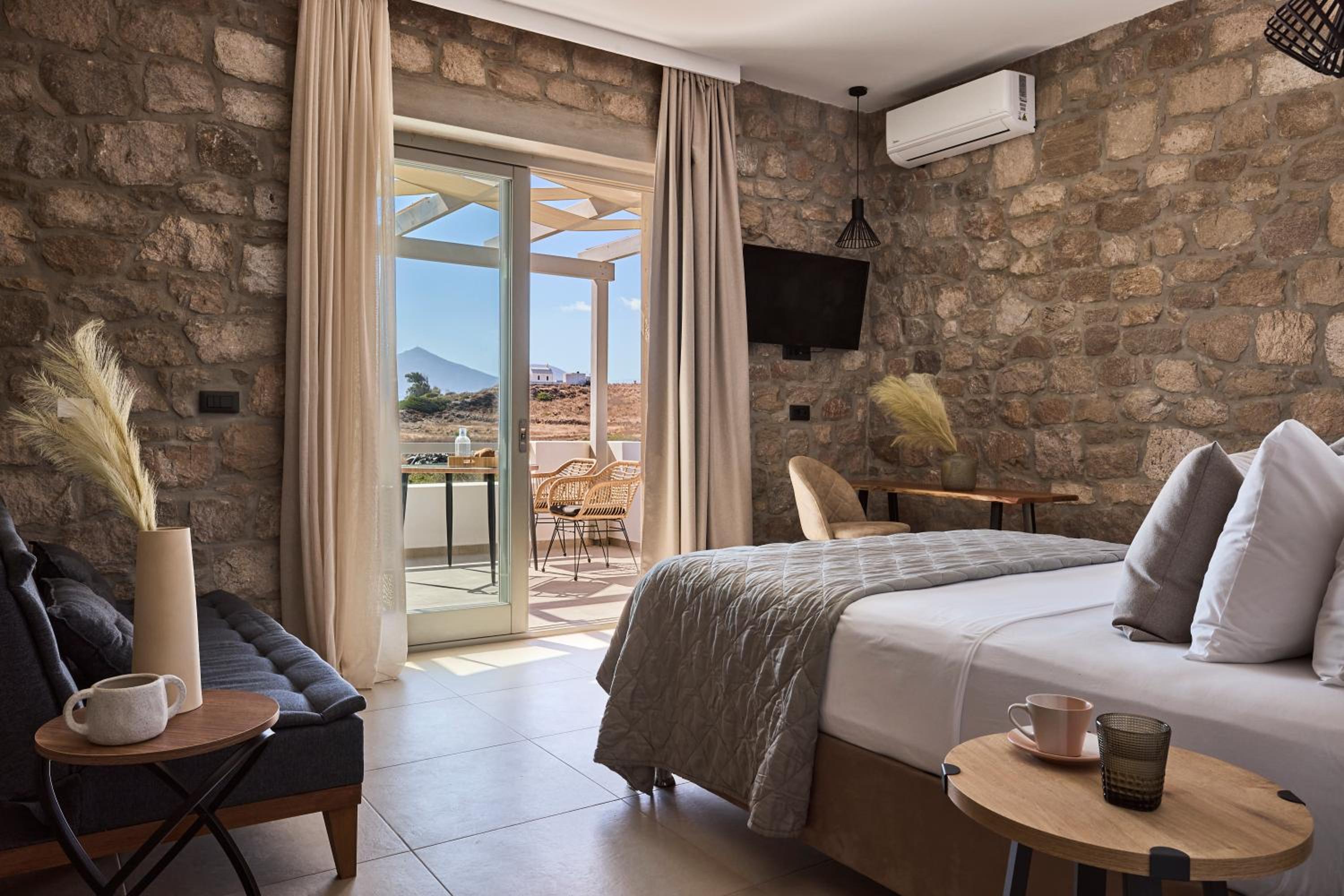 Deluxe Double Room with Balcony and Sea View photo 3