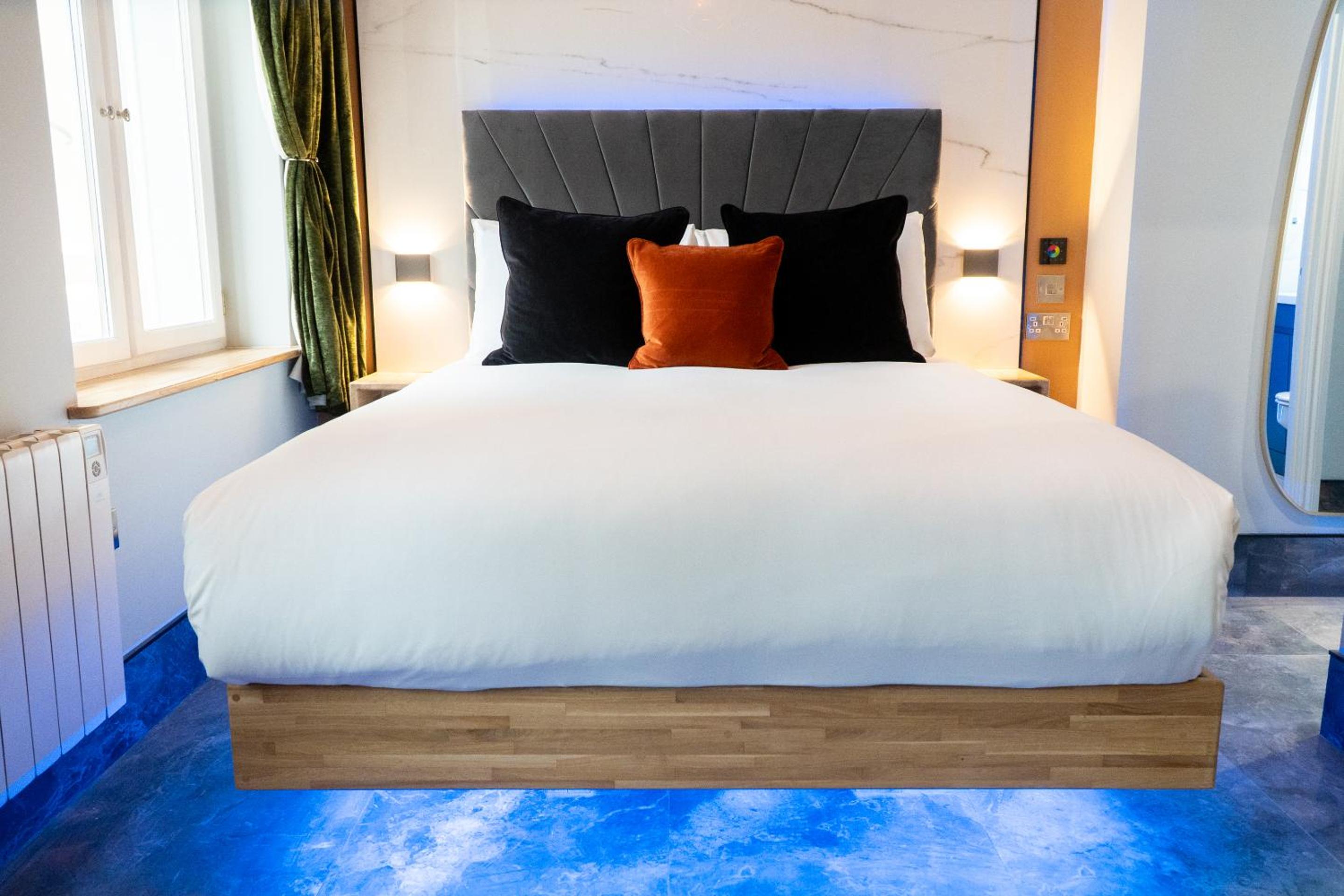 Deluxe King Room - Photo 3