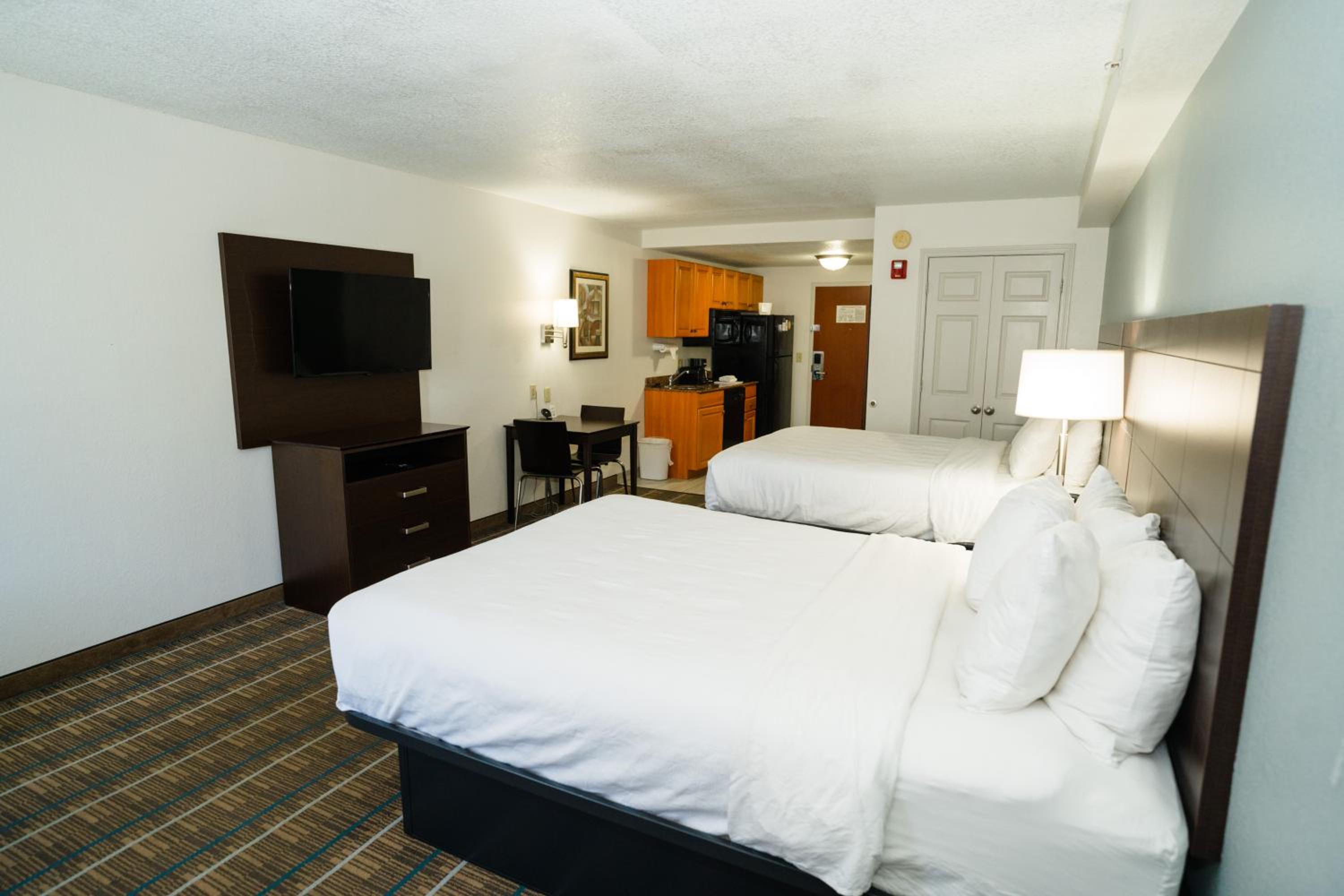 Efficiency Queen Room with Two Queen Beds - Smoking photo 3