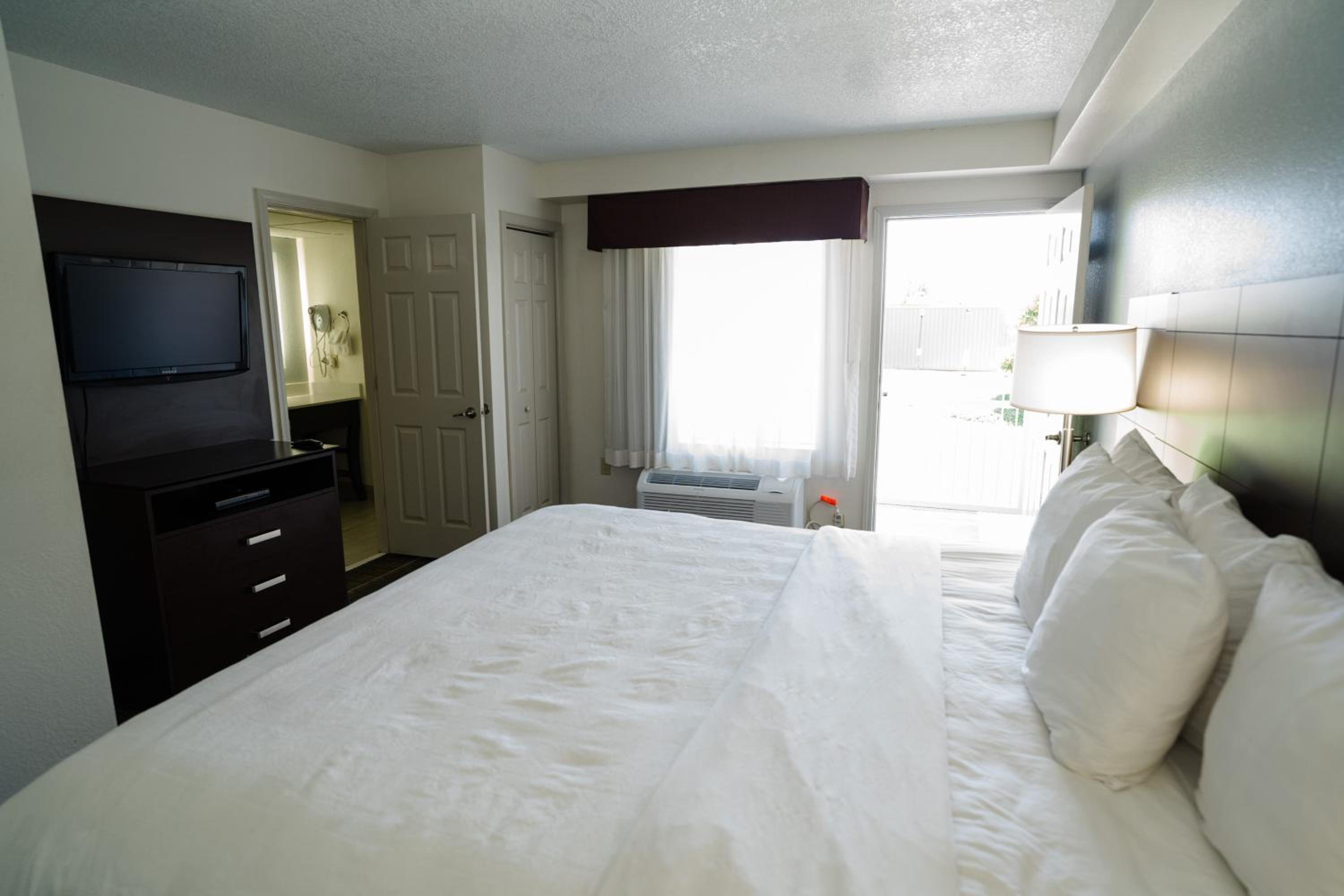 King Suite - Non-Smoking photo 1