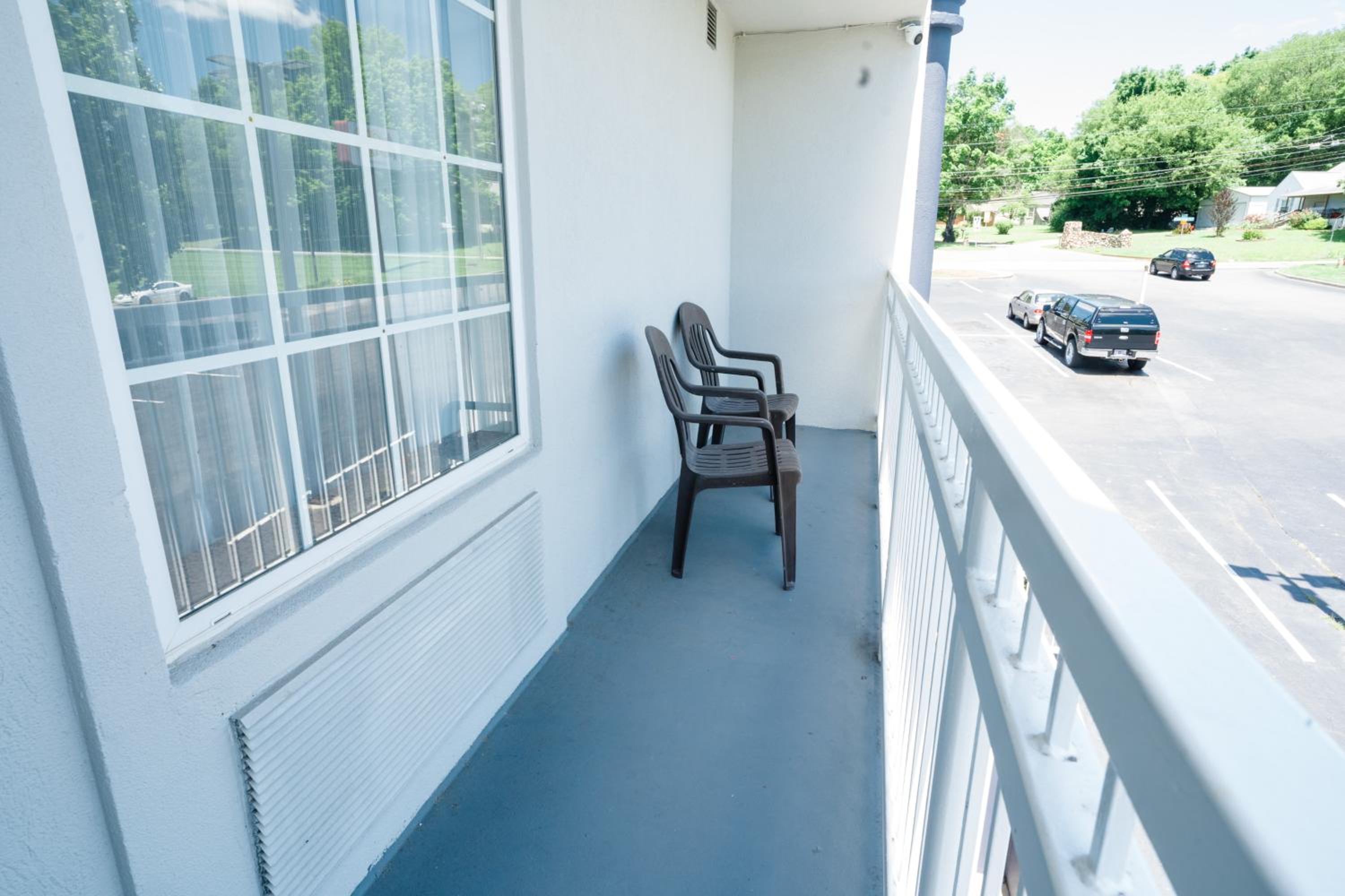 King Suite - Non-Smoking photo 2