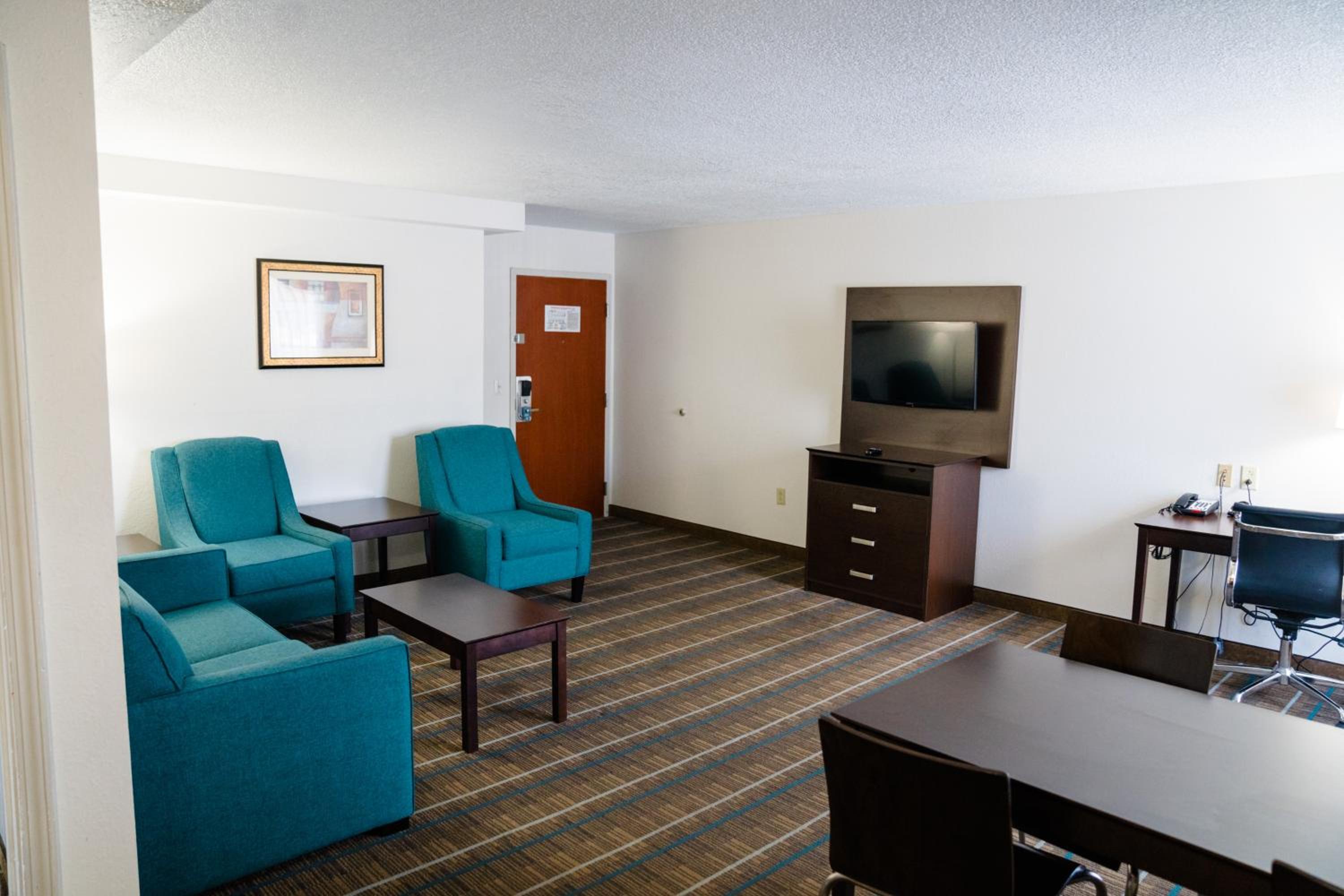 King Suite - Non-Smoking photo 3