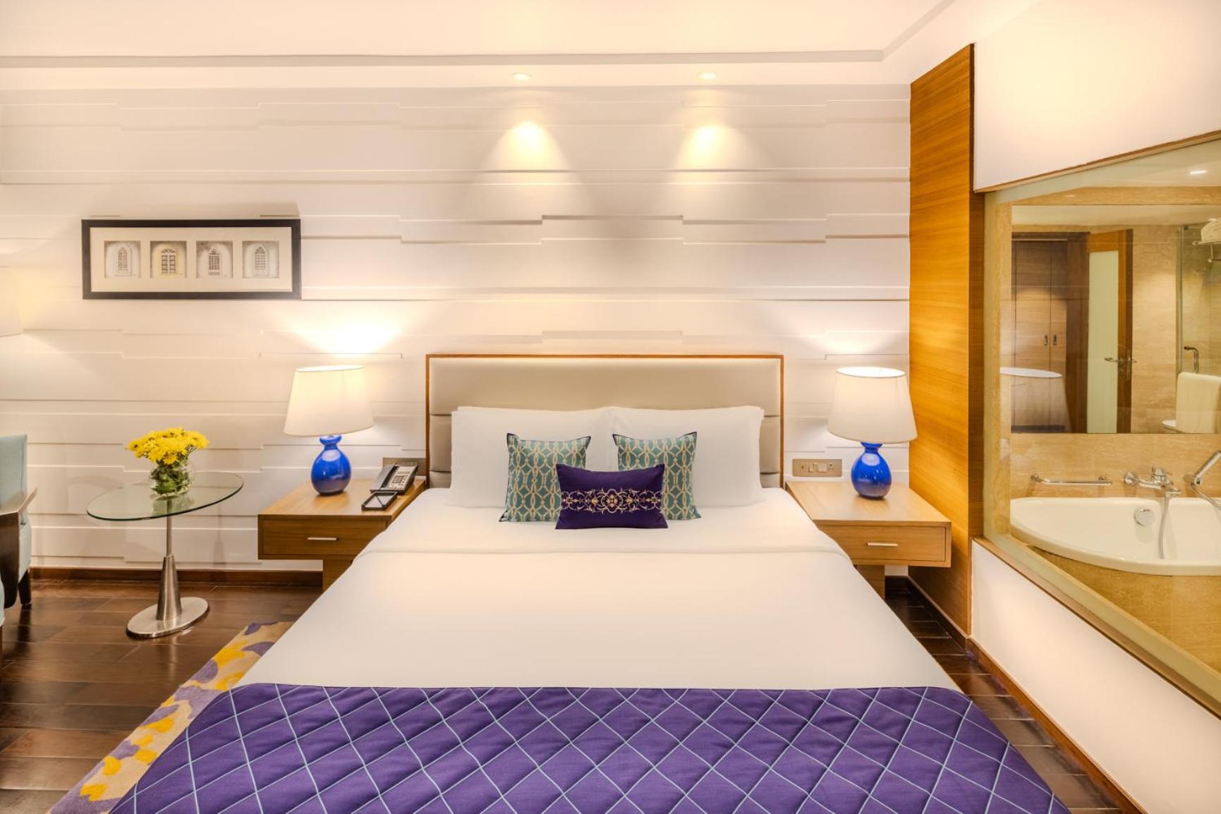 Deluxe Room City View King Bed - Photo 4