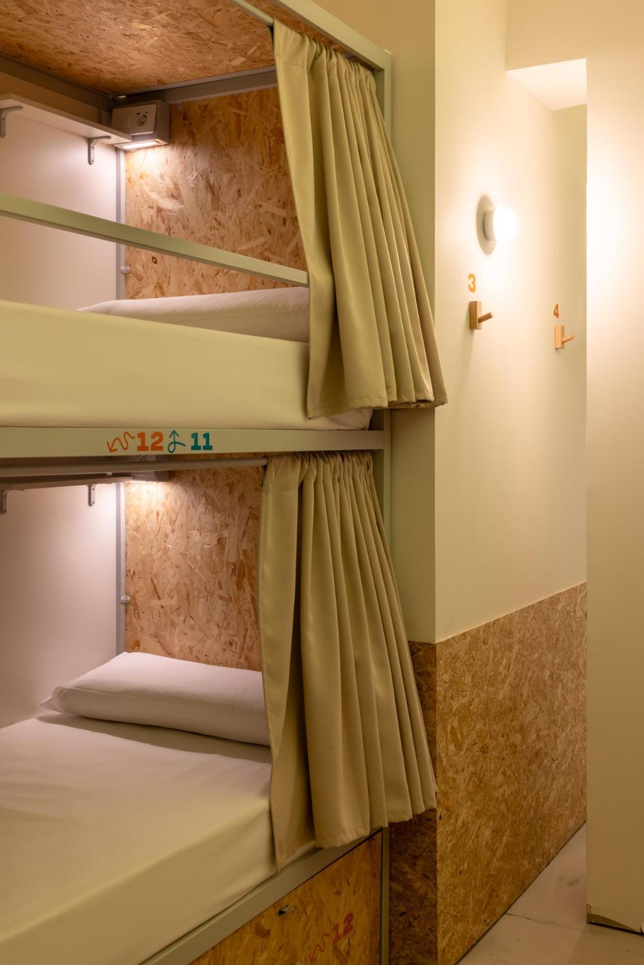 Cama en Dormitorio Mixto de 8 Camas con Baño Compartido