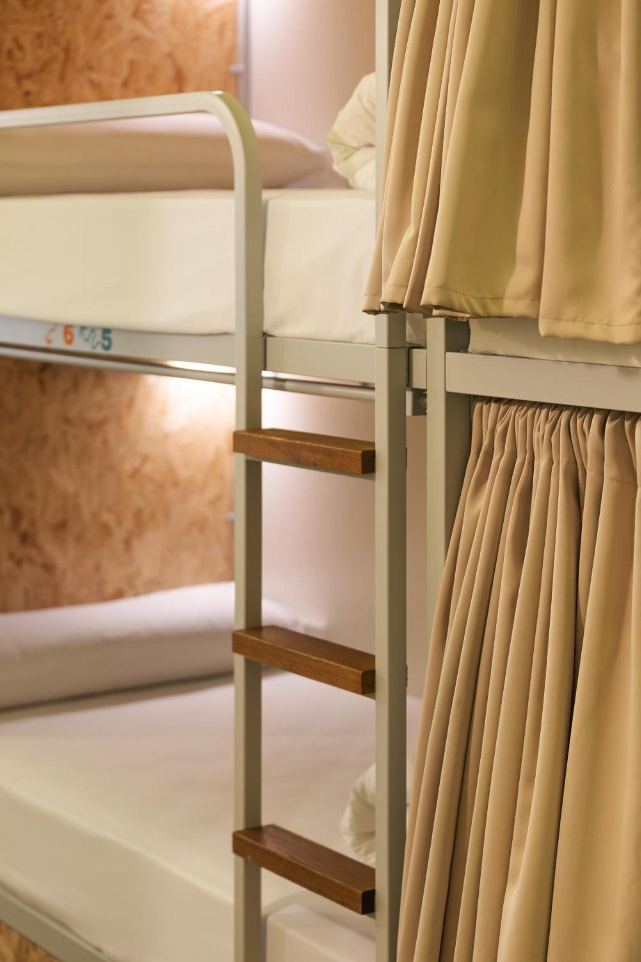 Bed in 6-Bed Mixed Dormitory Room with Shared Bathroom photo 2