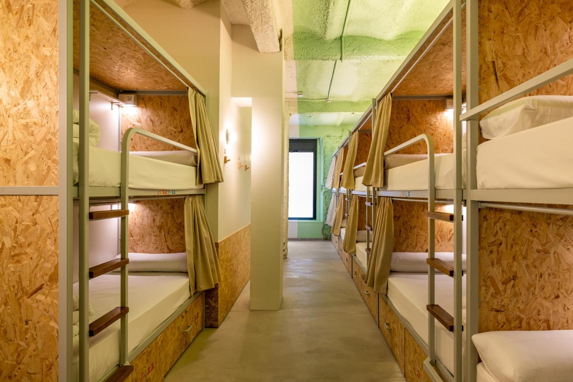 Cama en Dormitorio Mixto de 18 Camas con Baño Compartido.