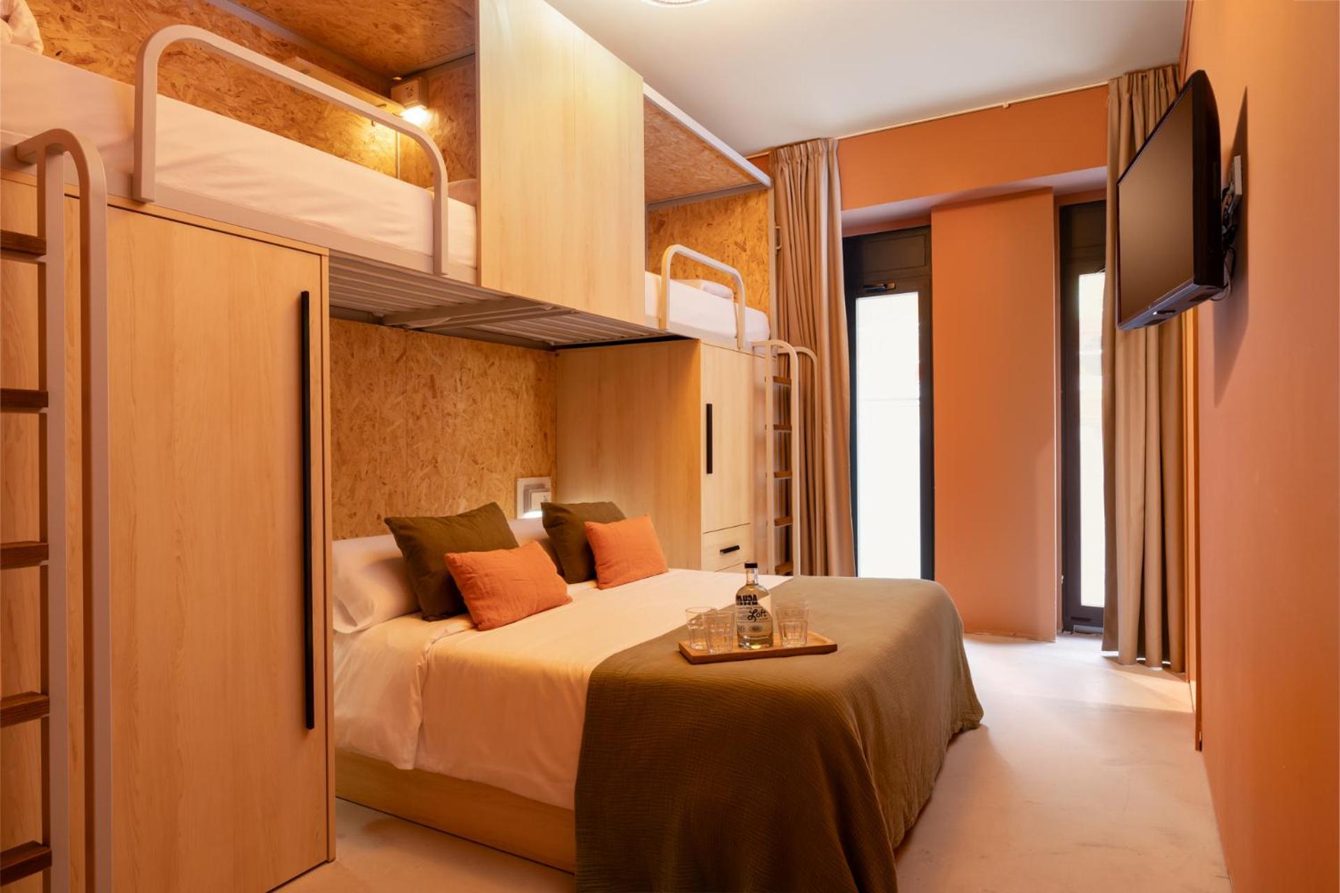  Superior Quadruple Room with Private Bathroom - Photo 1