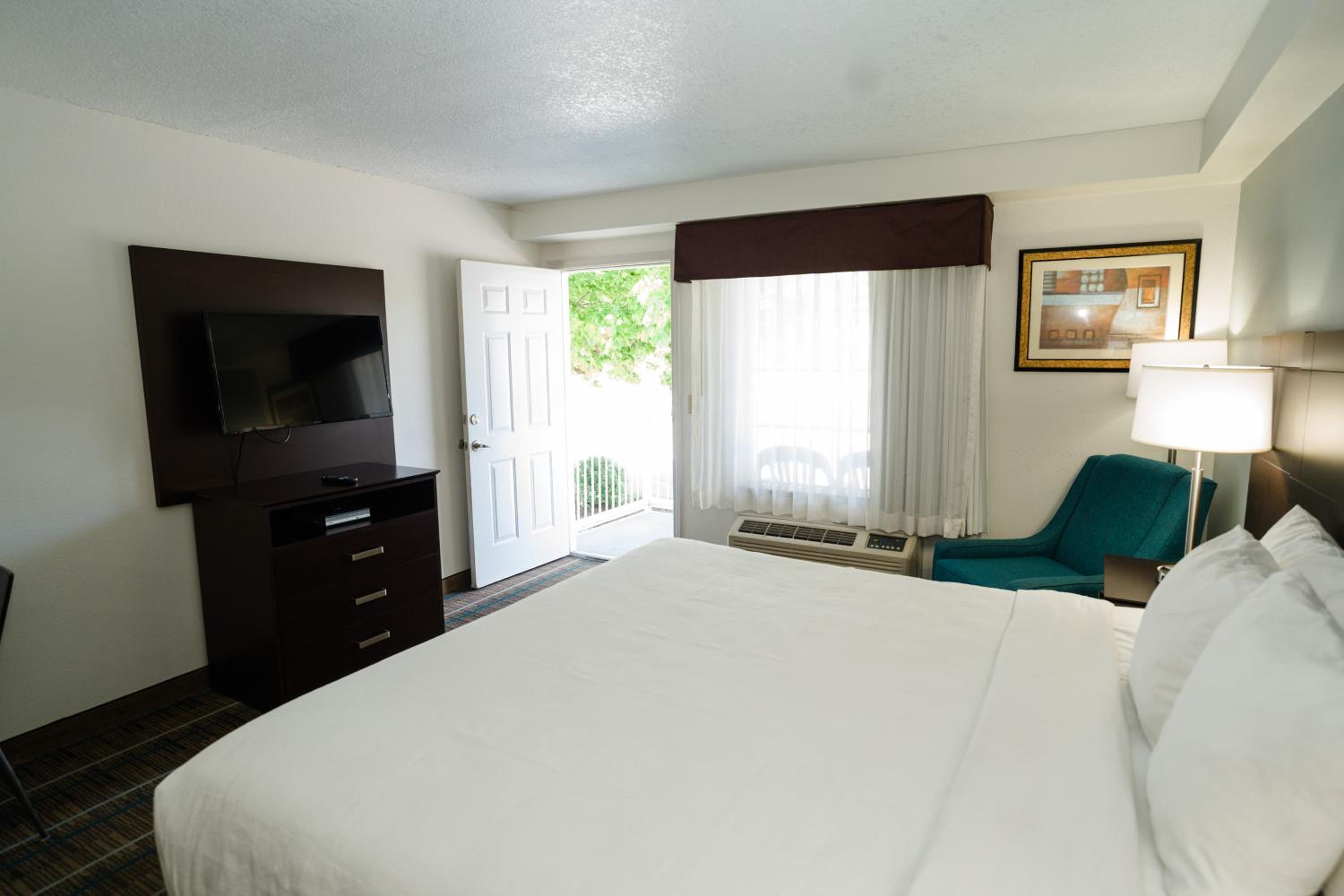 Efficiency One Room Suite with Balcony - Non Smoking photo 1