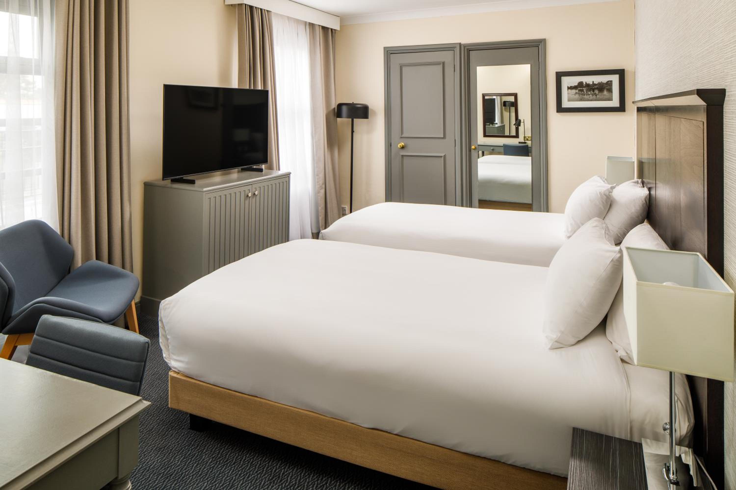 Twin Room with River View - Photo 3