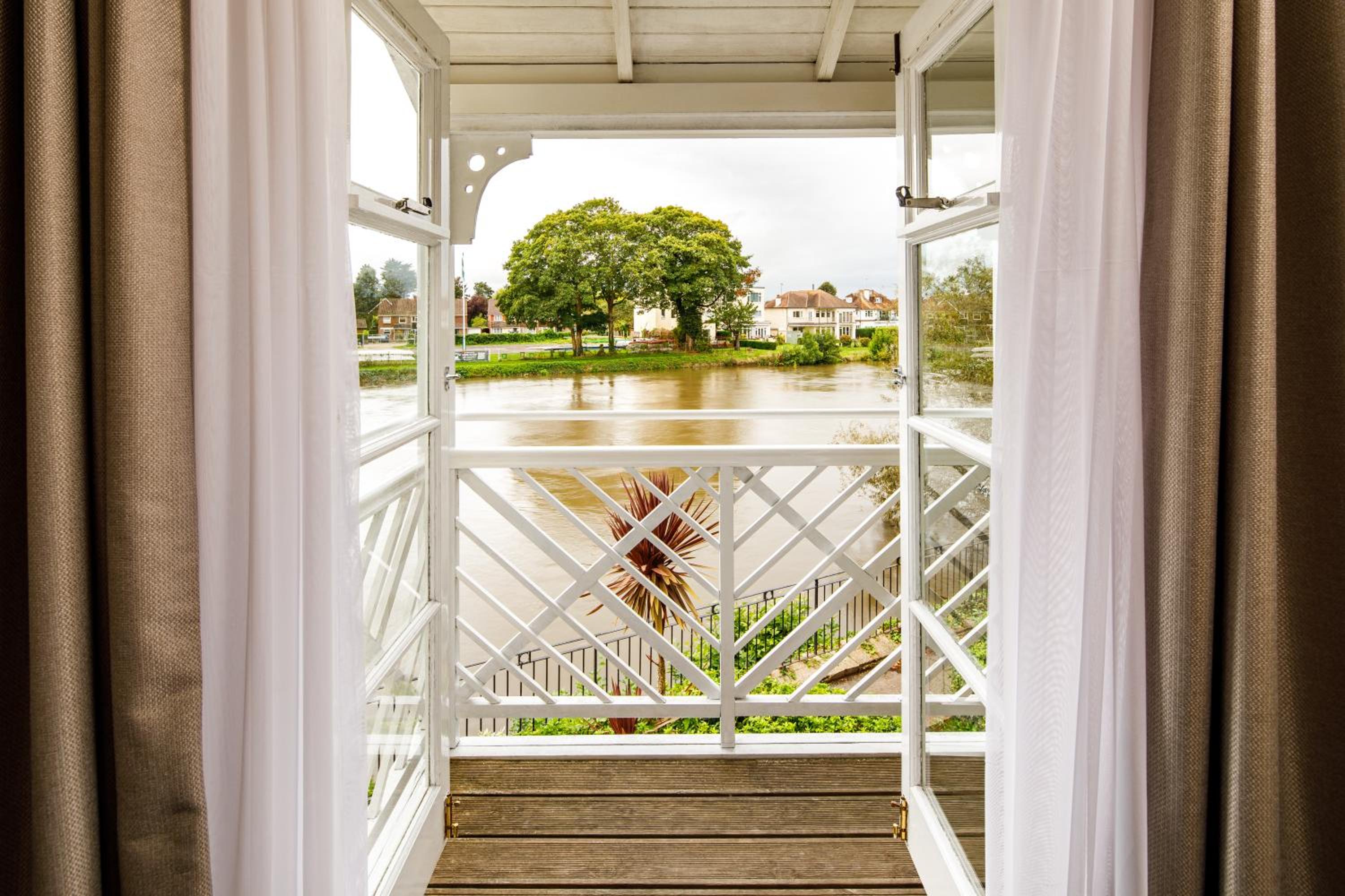 Classic Room With River View - Photo 9
