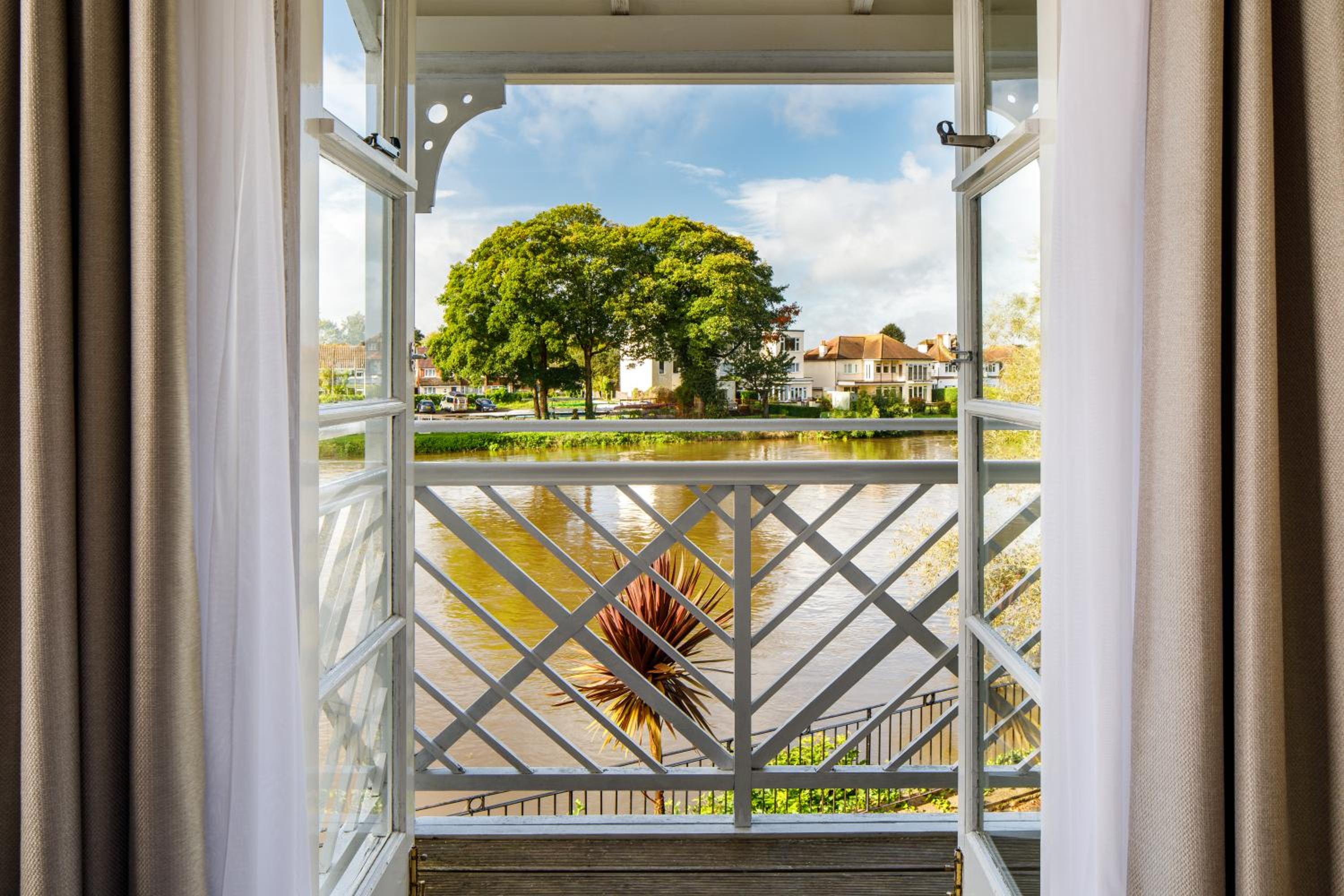 Twin Room with River View - Photo 12