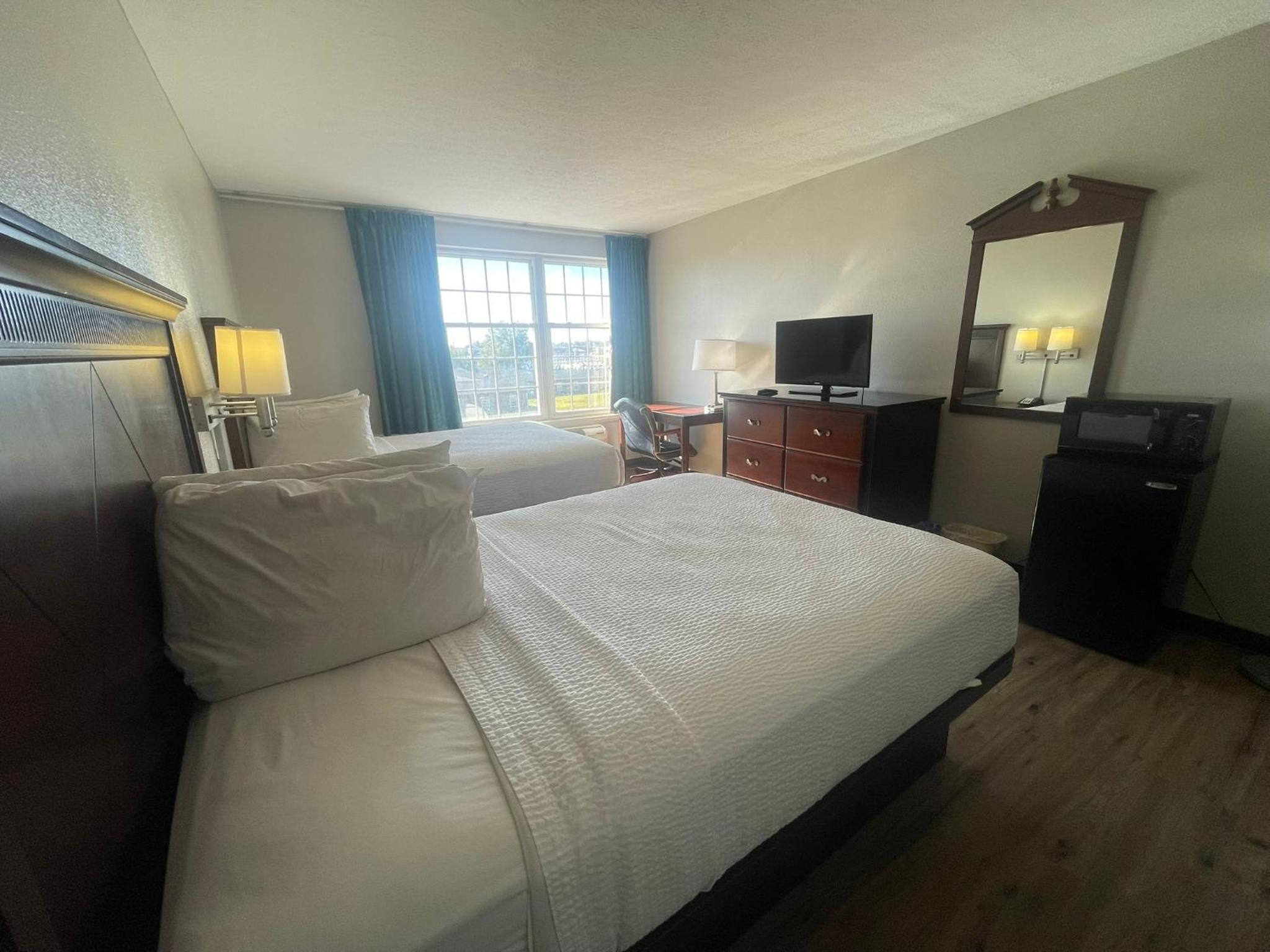 Queen Room with Two Queen Beds - Non-Smoking - Photo 2