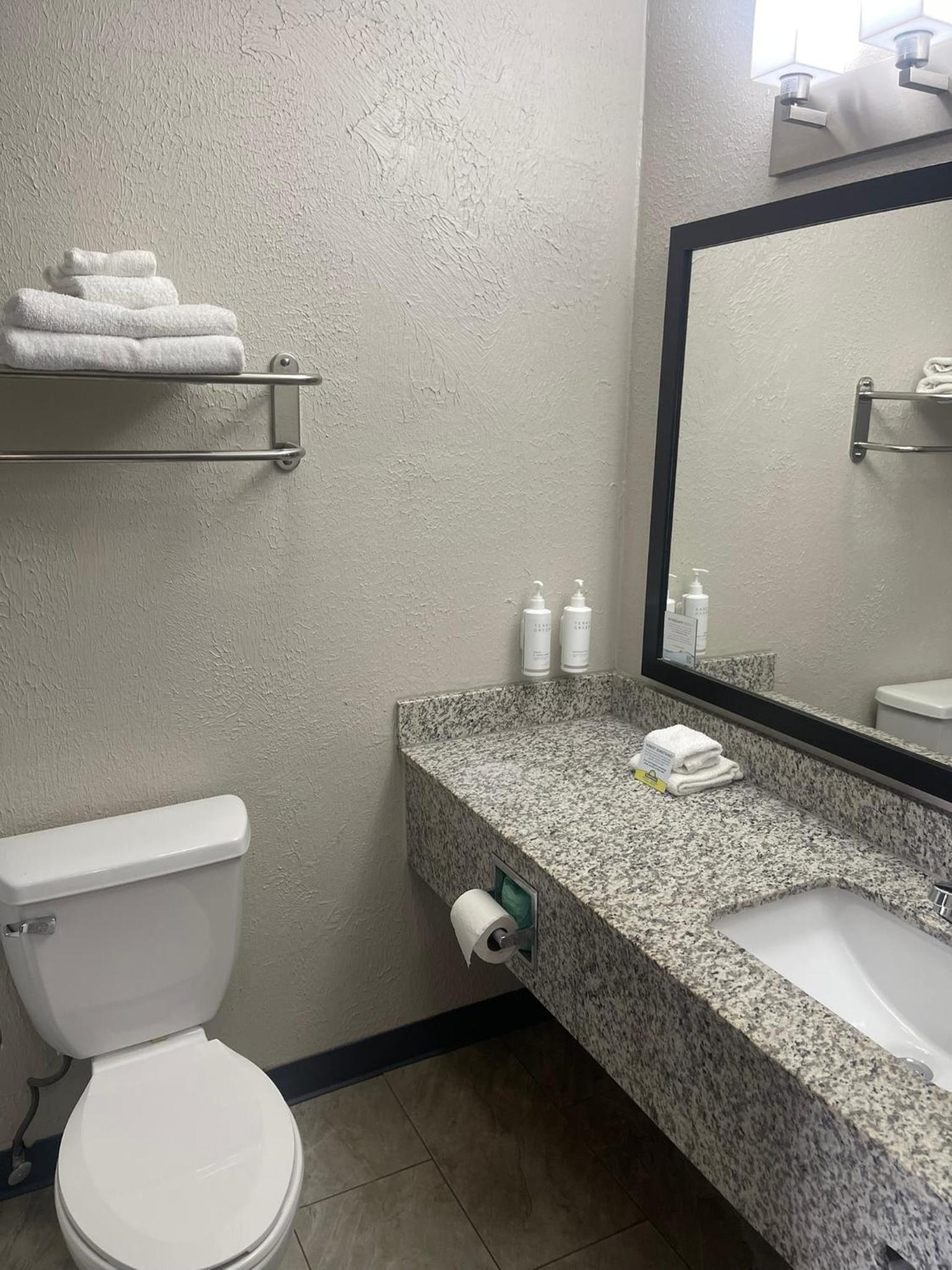Deluxe King Room - Non-Smoking - Photo 3