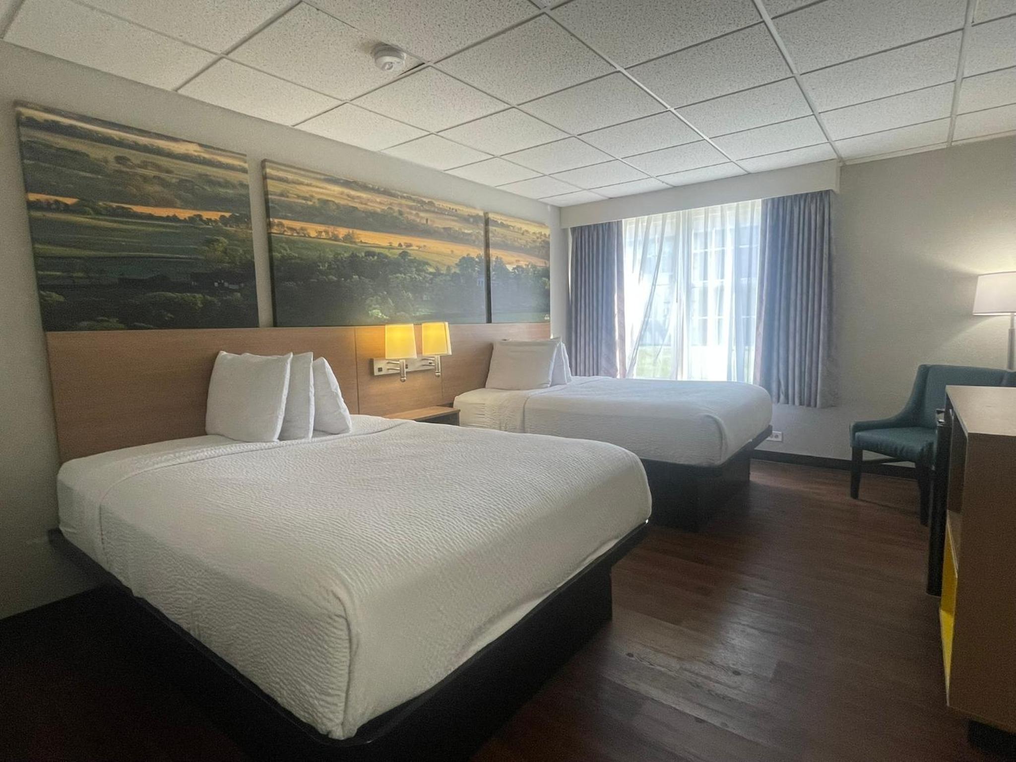 Queen Room with Two Queen Beds - Smoking - Photo 6