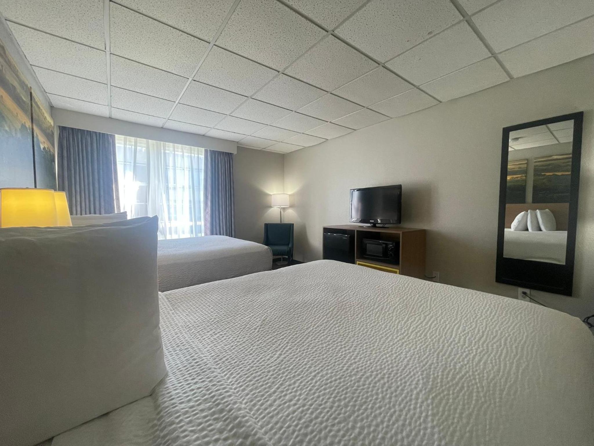 Deluxe Queen Room with Two Queen Beds - Non-Smoking - Photo 3